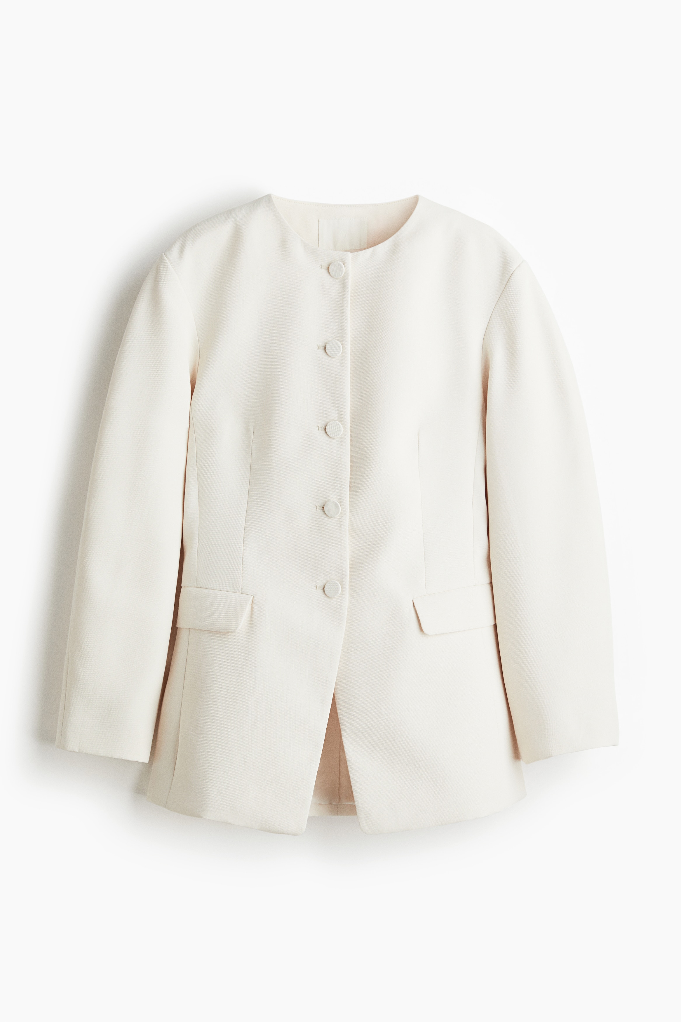 Single-breasted blazer in woven fabric with a round neckline and covered buttons down the front. Shaping seams at the front and back, gently dropped shoulders and flap front pockets. Lined. 이미지1