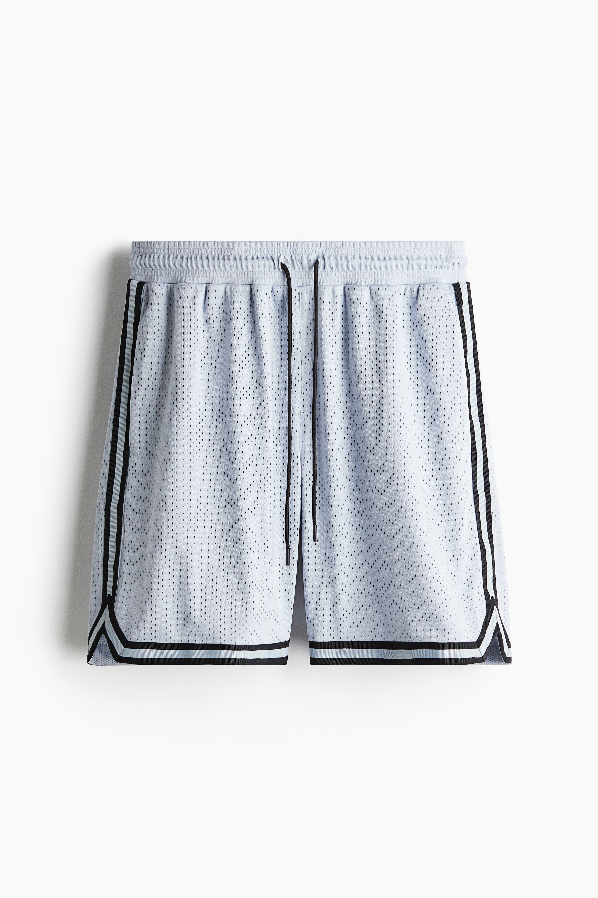 수분을 빠르게 흡수하여 편안하고 쾌적한 활동을 도와주는 기능성 DryMove™ 소재의 5부 농구 반바지. 루즈핏. 드로스트링이 있는 신축성 허릿단. 옆면 히든 포켓. 작은 트임이 있는 아랫단. 포인트 컬러의 옆면 스트라이프 장식이 아랫단까지 이어진 디자인. 이미지