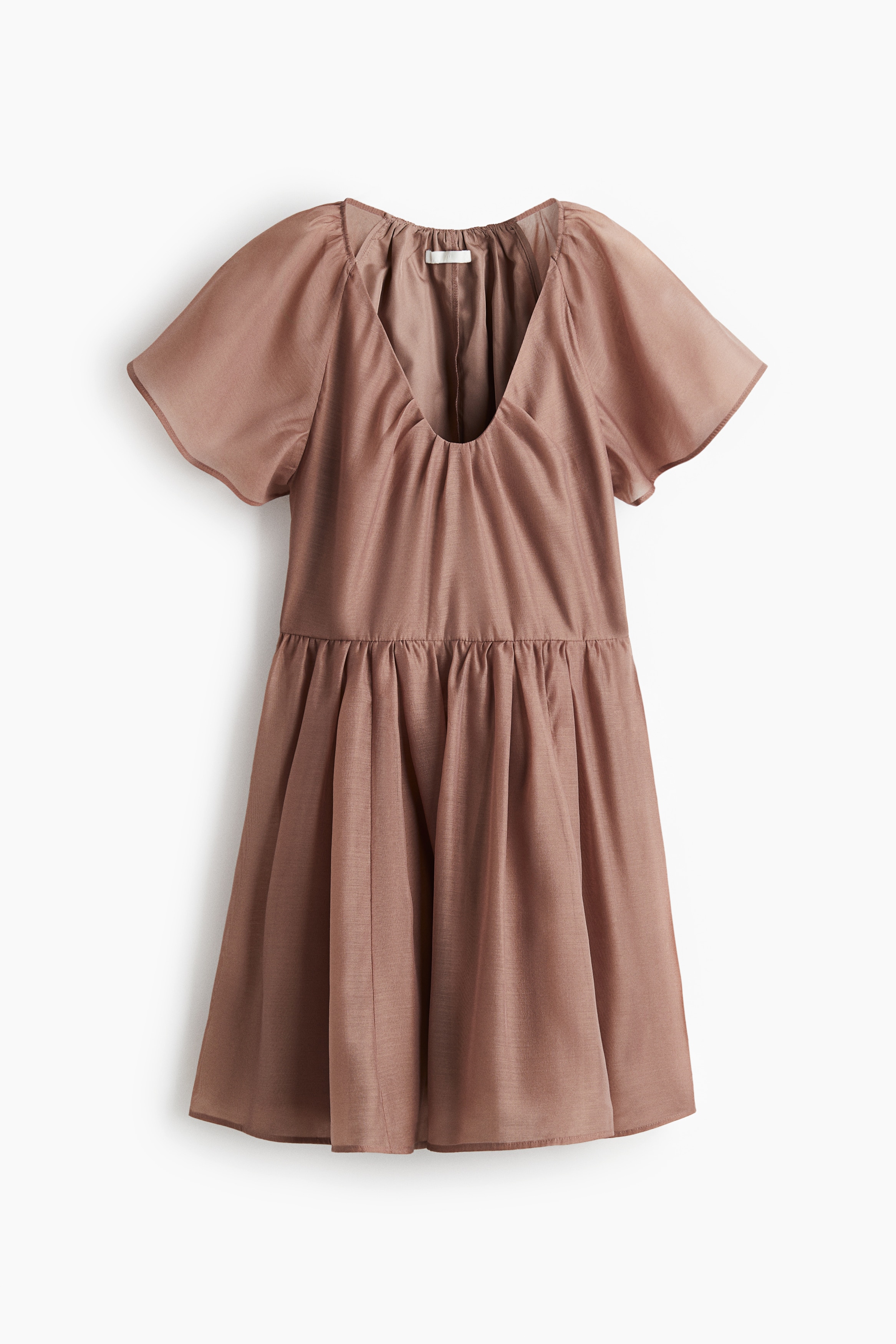 광택감 있는 소재의 짧은 원피스. 피트되는 보디스. 앞면에 플리츠를 잡은 깊은 V넥. 뒷면 주름 디테일. 래글런 스타일의 버터플라이 소매. 주름이 잡힌 허리 솔기 아래는 플레어 라인으로 마감됨. 한쪽 옆면 히든 지퍼. 부분 안감 부착. 이미지