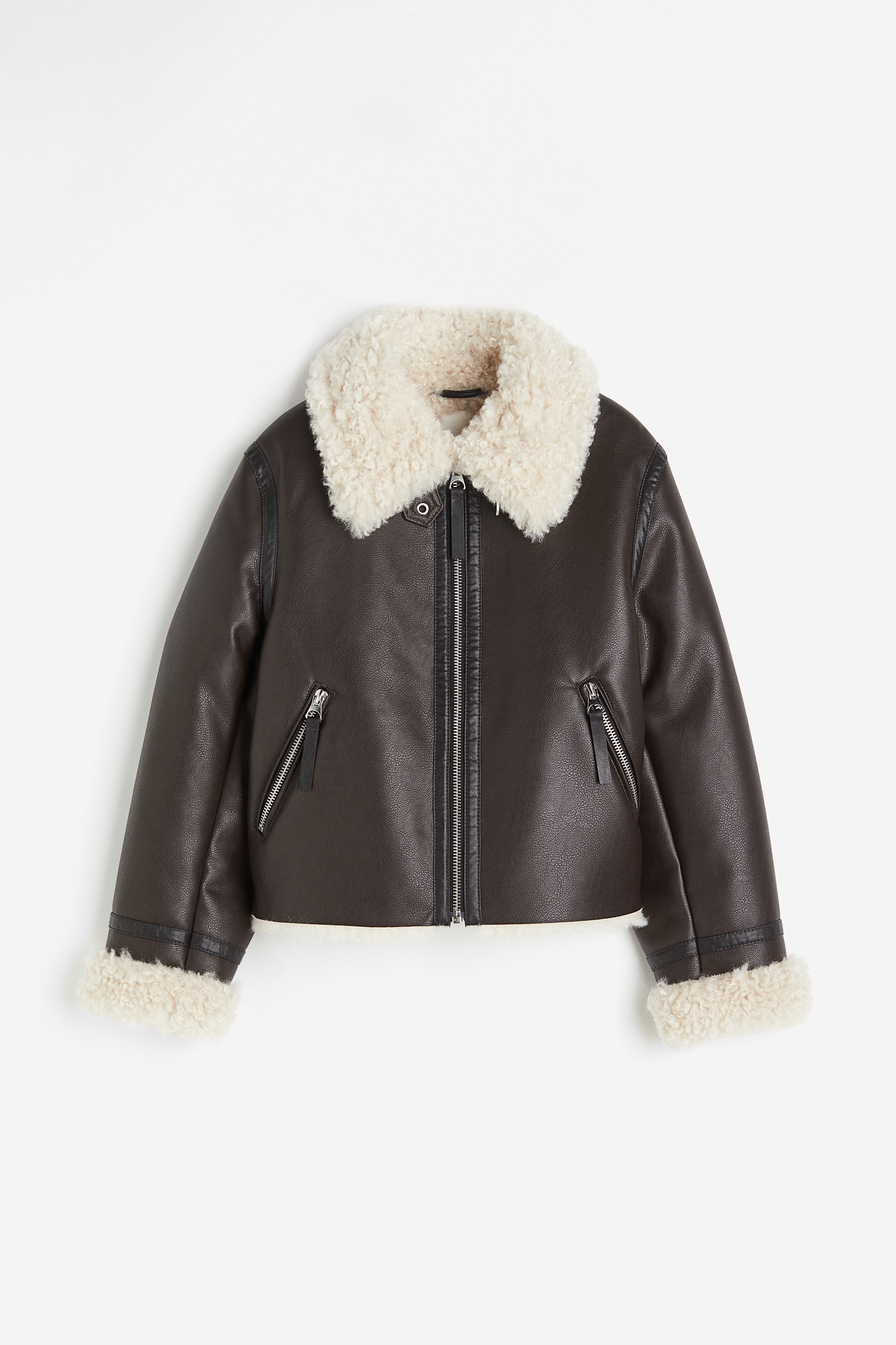 코팅처리된 재킷. 부드러운 테디 소재의 칼라와 소맷단, 안감. 탭과 버클로 핏 조절 가능한 볼드한 칼라. 집업 스타일. 앞면 지퍼 포켓. 이미지