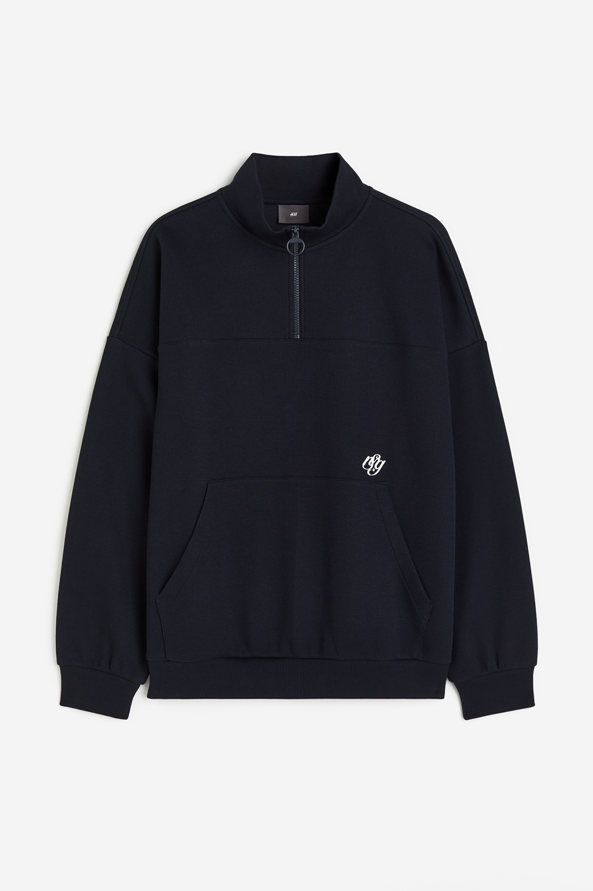 와플 저지 소재의 루즈핏 스웨트셔츠. 앞면 자수 장식.하이넥. 상단 지퍼. 어깨 라인이 낮게 처리된 드롭 숄더. 긴소매. 캥거루 포켓. 리브드 마감 소맷단과 아랫단. 이미지