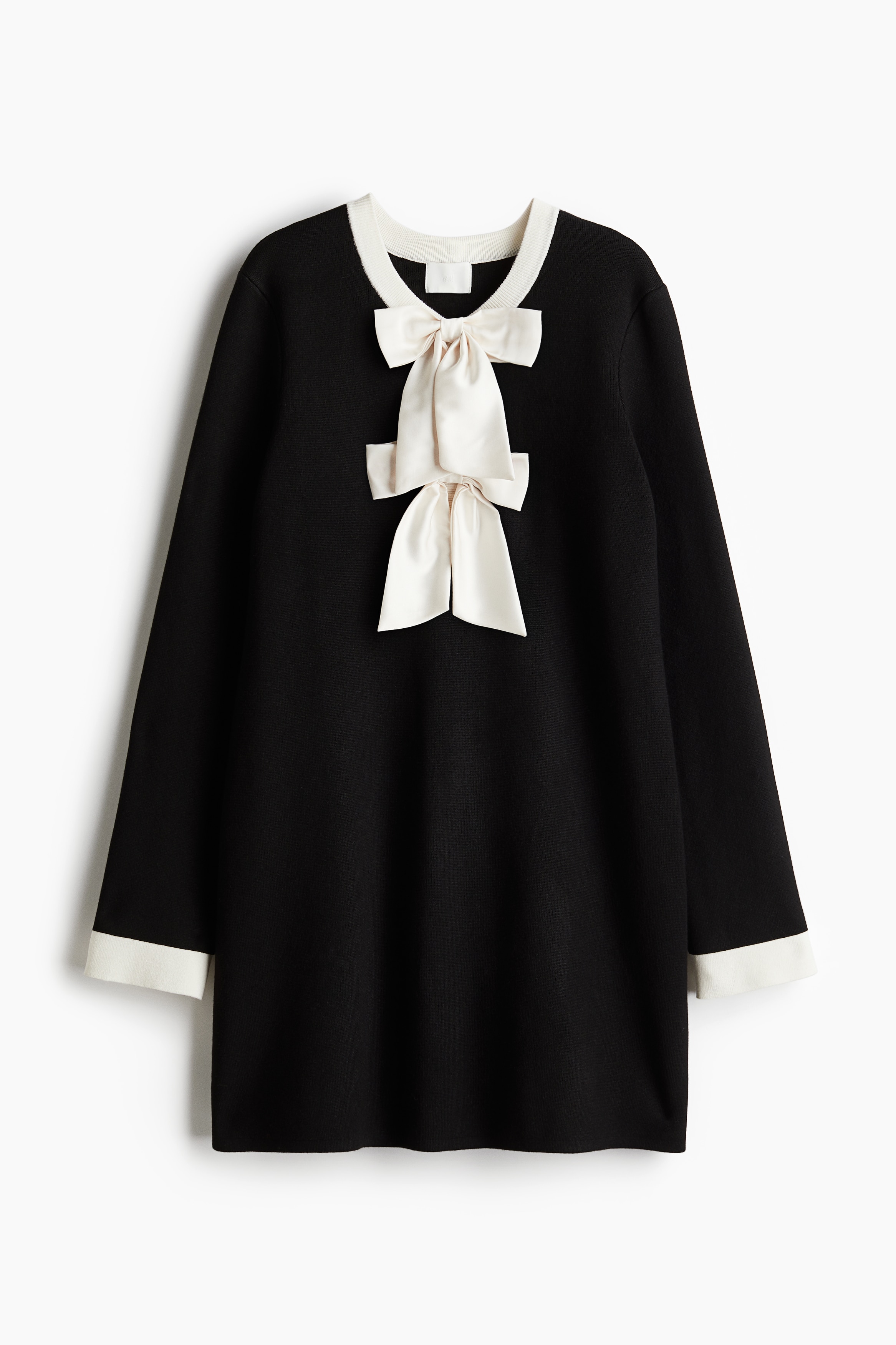 촘촘한 니트 소재의 피트되는 긴소매 원피스. 배색 디테일. 라운드넥. 상단 히든 스냅버튼. 볼드한 앞면 리본 장식. 이미지