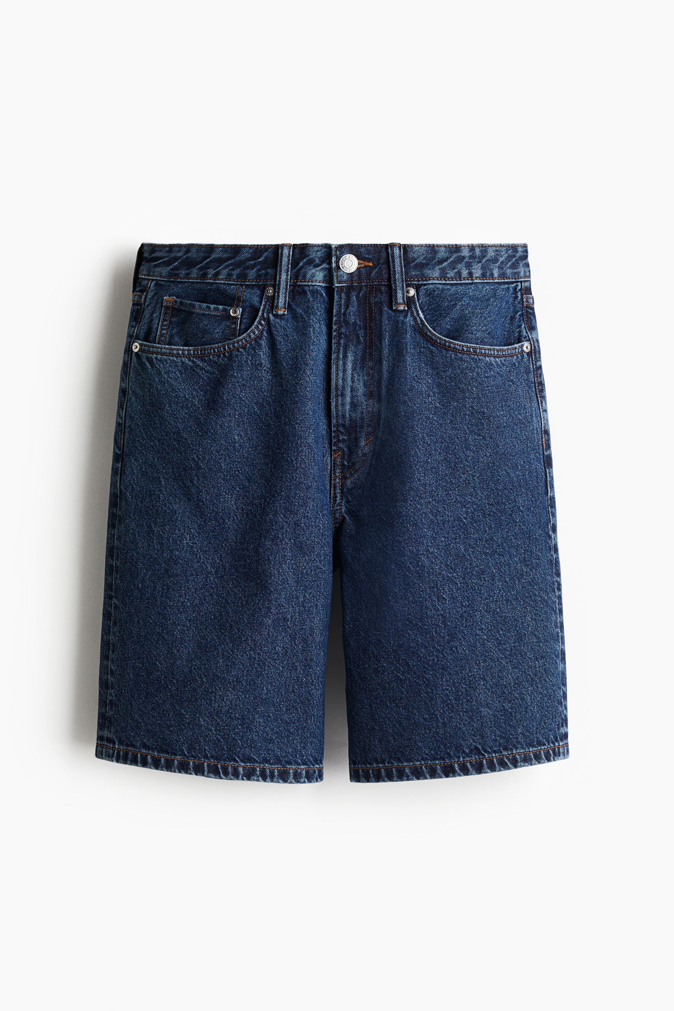 탄탄한 코튼 데님 소재의 5포켓 반바지. 스트레이트 레그. 힙부터 하단까지 릴랙스핏으로 떨어지는 스타일. 레귤러 웨이스트. 지퍼 플라이. 이미지