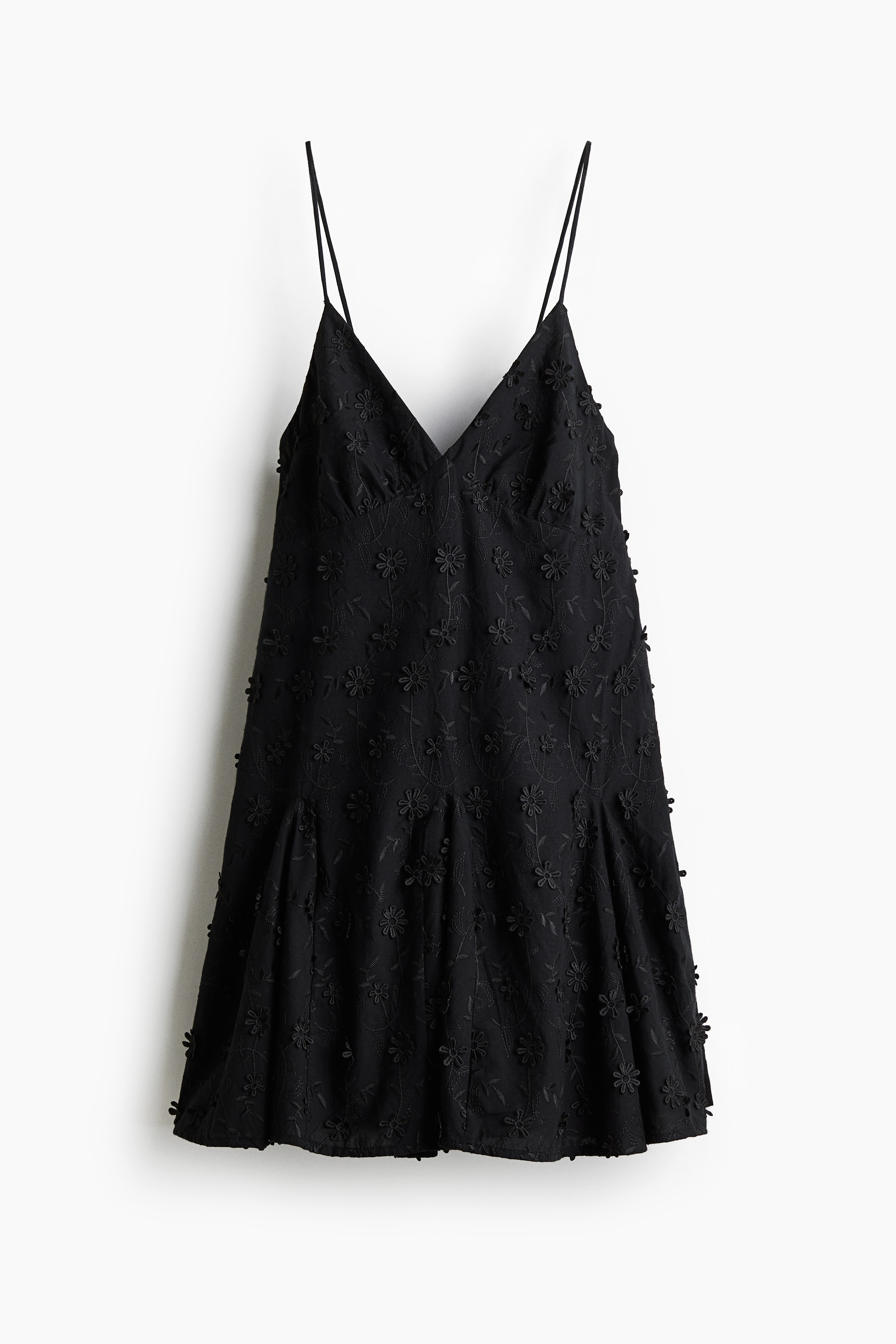 톤온톤 자수와 플로럴 아플리케로 장식된 가벼운 코튼 소재의 A라인 미니 원피스. V넥, 스쿱백 스타일. 가느다란 어깨 스트랩을 뒷면에 작은 고리에 꿰어 묶는 디자인. 주름이 잡힌 가슴 아래 솔기. 뒷면이 밴딩처리됨. 고데 플리츠를 잡아 풍성함을 더한 플레어 라인의 하단. 안감 부착. 이미지