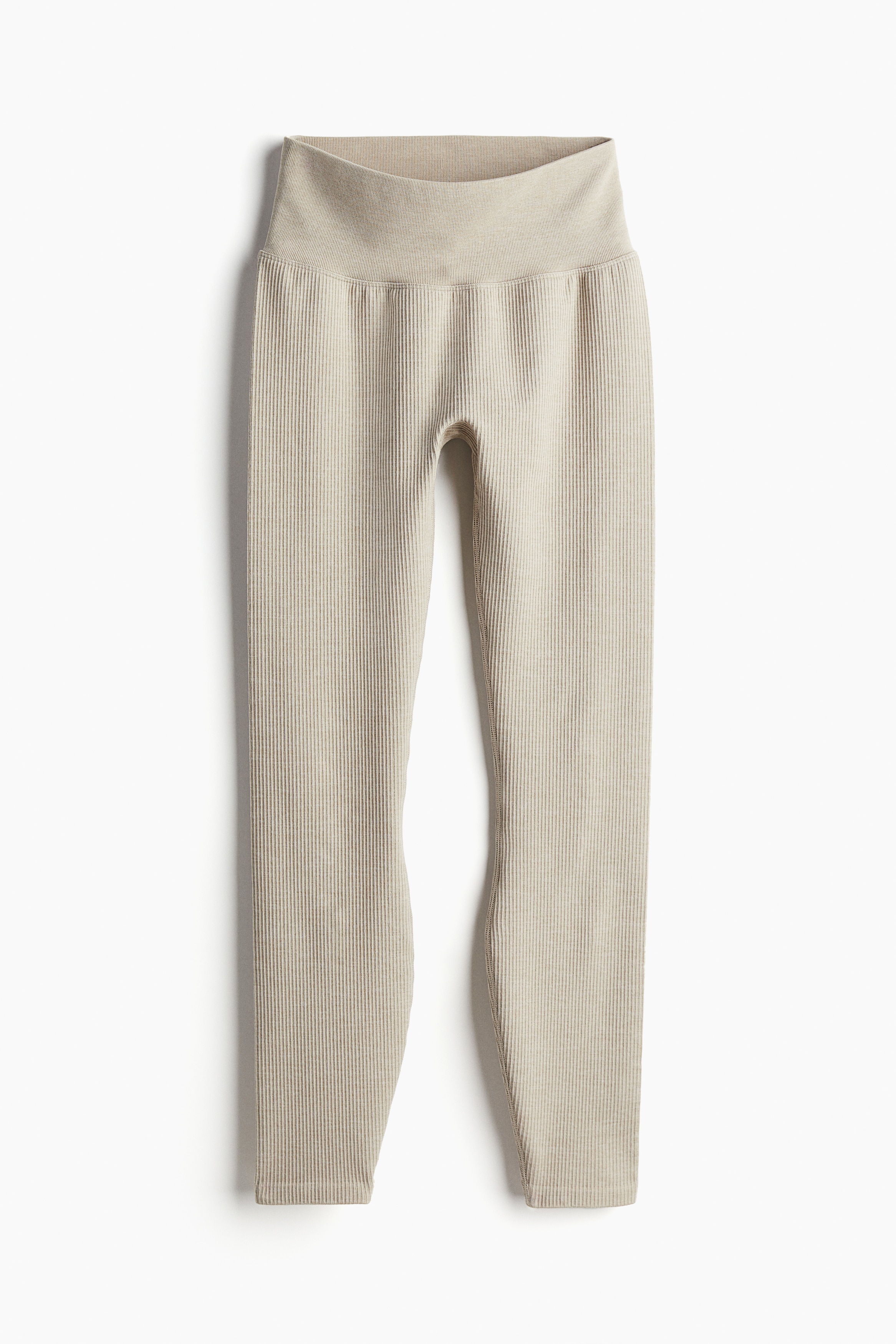 수분을 빠르게 흡수하여 편안하고 쾌적한 활동을 도와주는 기능성 DryMove™ 소재의 리브드 스포츠 레깅스. 하이웨이스트. 와이드한 허릿단. 솔기를 최소화해 착용감이 편안하며 활동성이 높은 디자인. 이미지