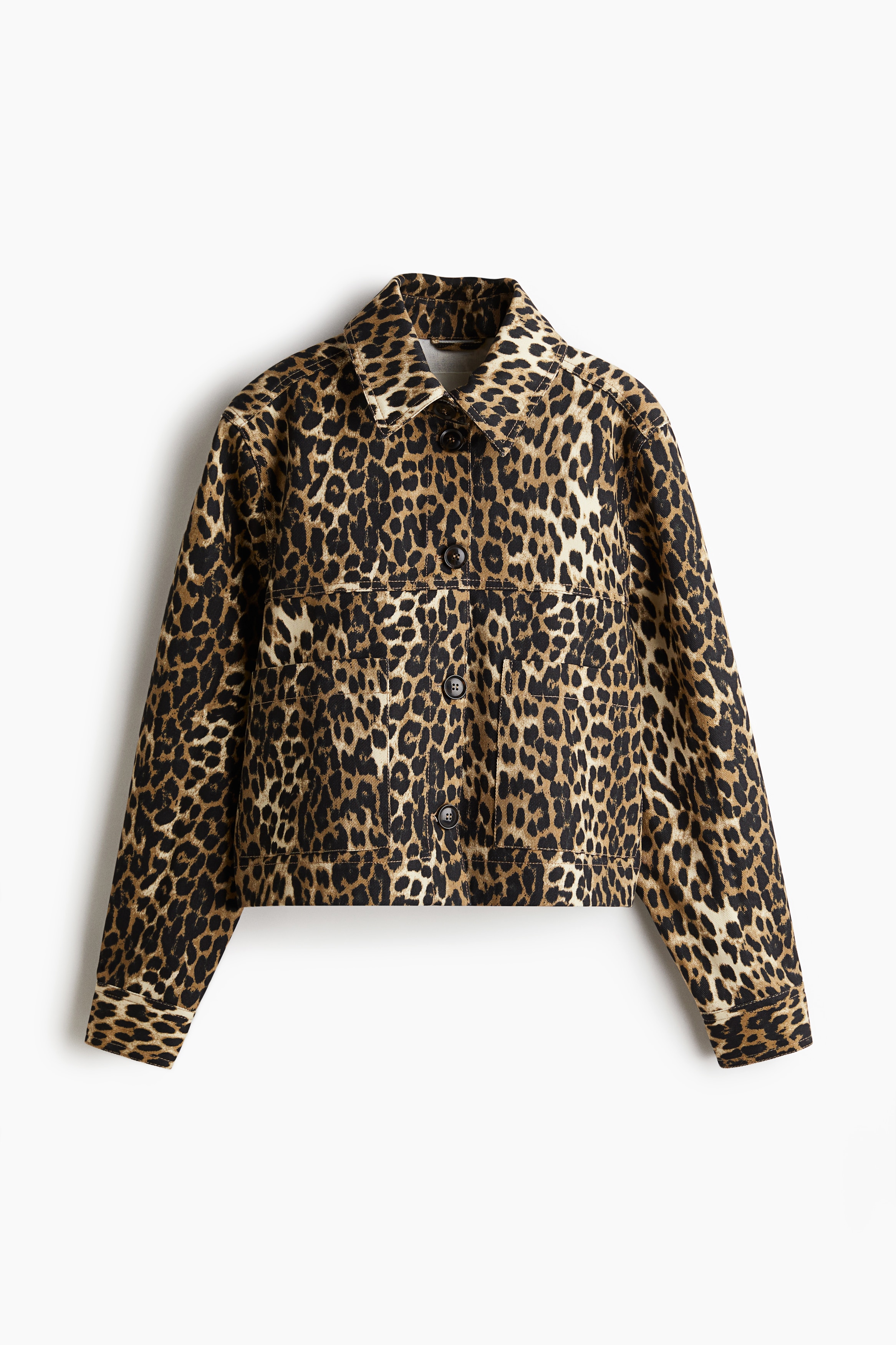 칼라가 있는 코튼 트윌 소재의 짧은 재킷. 앞면 버튼. 세미 드롭 숄더. 소맷단 버튼. 인버티드 박스 플리츠가 잡힌 뒷면 요크. 큼직한 앞면 패치포켓. 안감 생략. 이미지