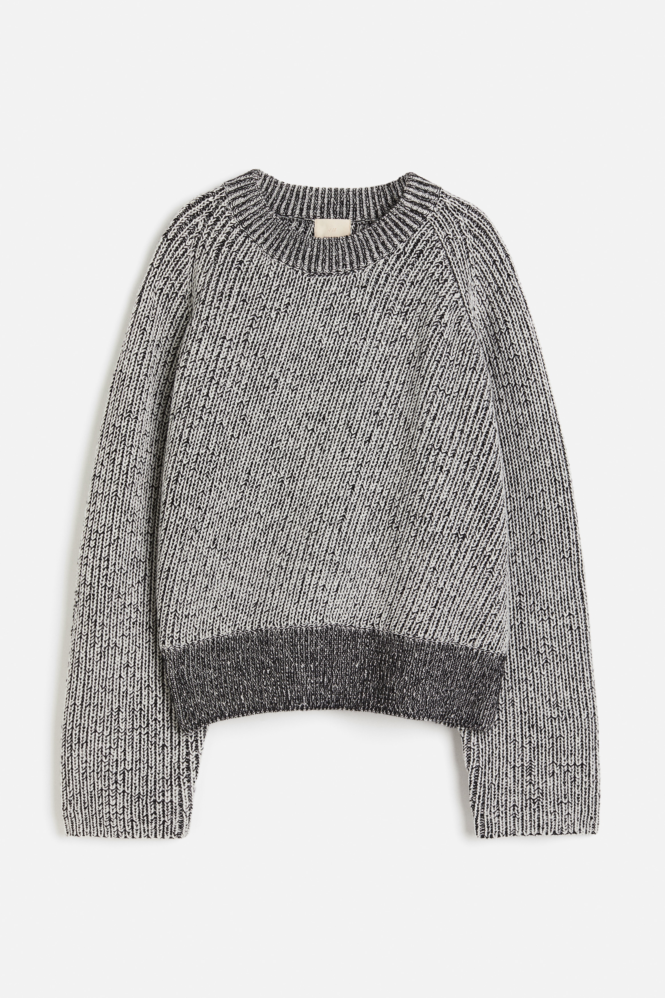 울이 혼방된 부드러운 니트 소재의 루즈핏 스웨터. 리브드 마감 라운드넥. 래글런 스타일의 긴소매. 와이드한 리브드 헴라인. 이미지