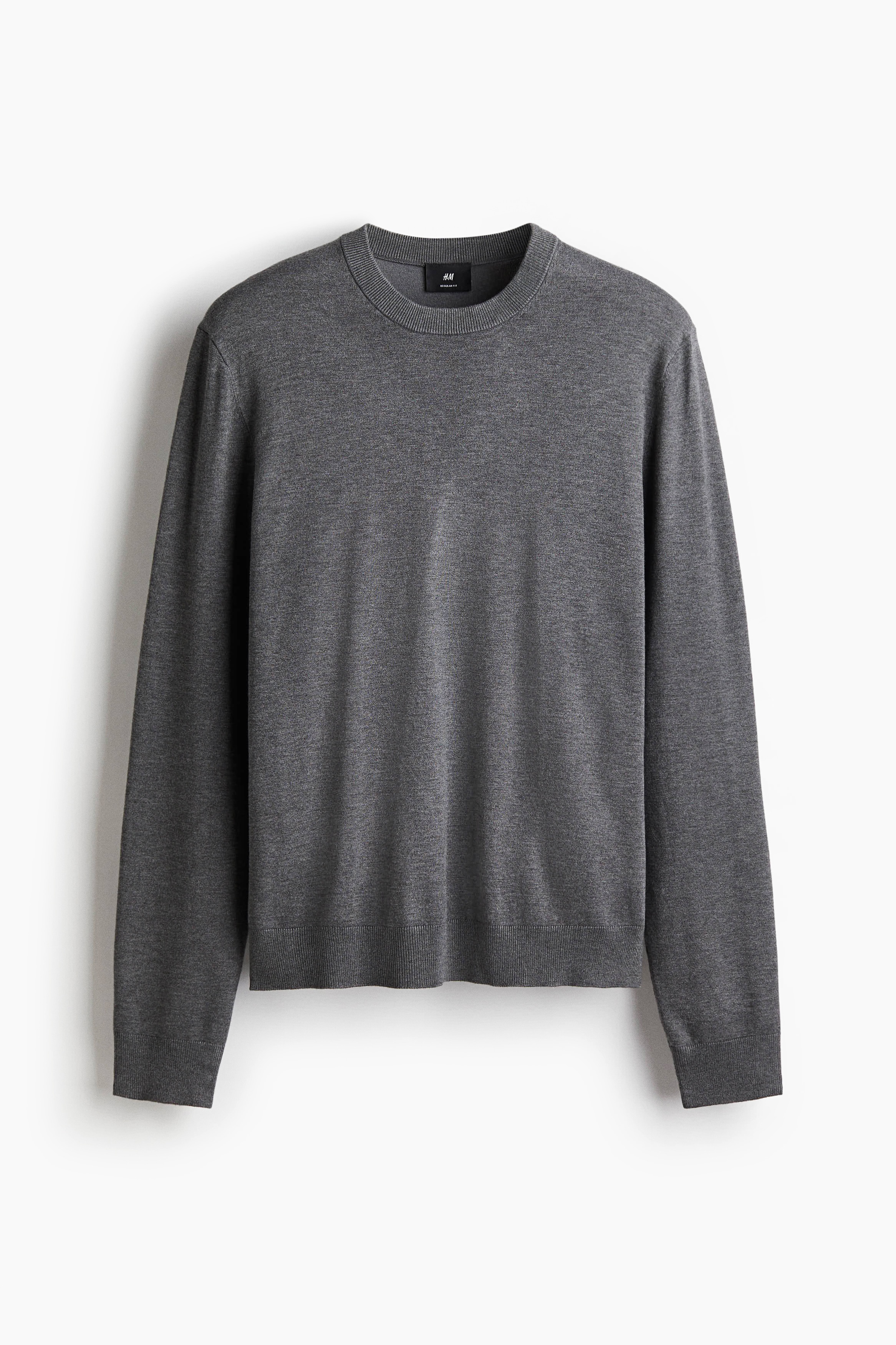 파인니트 소재의 긴소매 라운드넥 스웨터. 리브드 옷단. 착용감이 편안하고 클래식한 레귤러핏 실루엣. 이미지