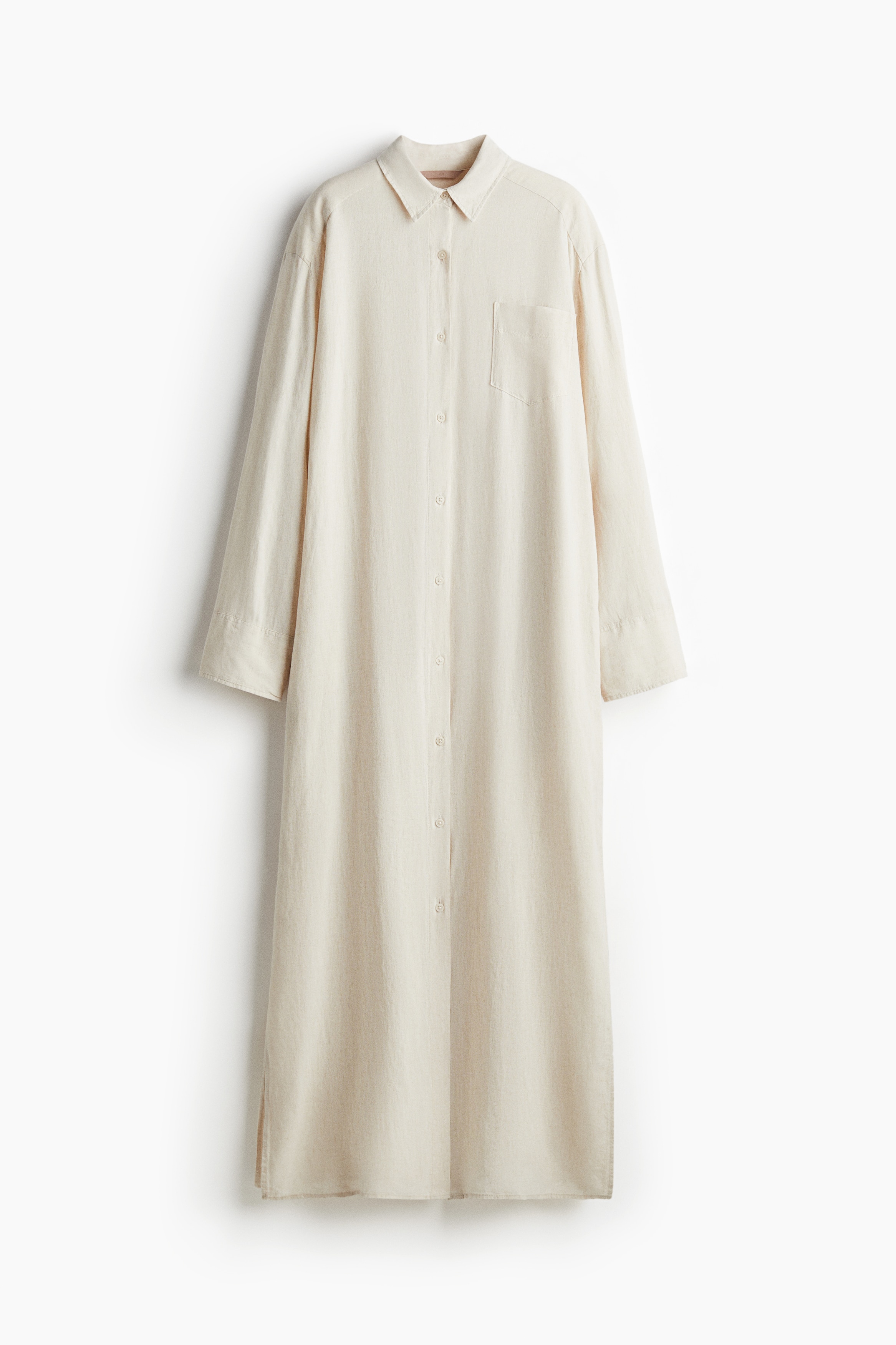 칼라가 있는 가벼운 리넨 혼방 비스코스 소재의 맥시 원피스. 버튼업 스타일. 박스 플리츠가 잡힌 뒷면 요크 디테일. 어깨 솔기가 약간 앞면으로 배치됨. 긴소매. 소맷단 버튼. 가슴 포켓. 옆면 하단에 긴 트임이 있는 스트레이트 헴라인. 이미지