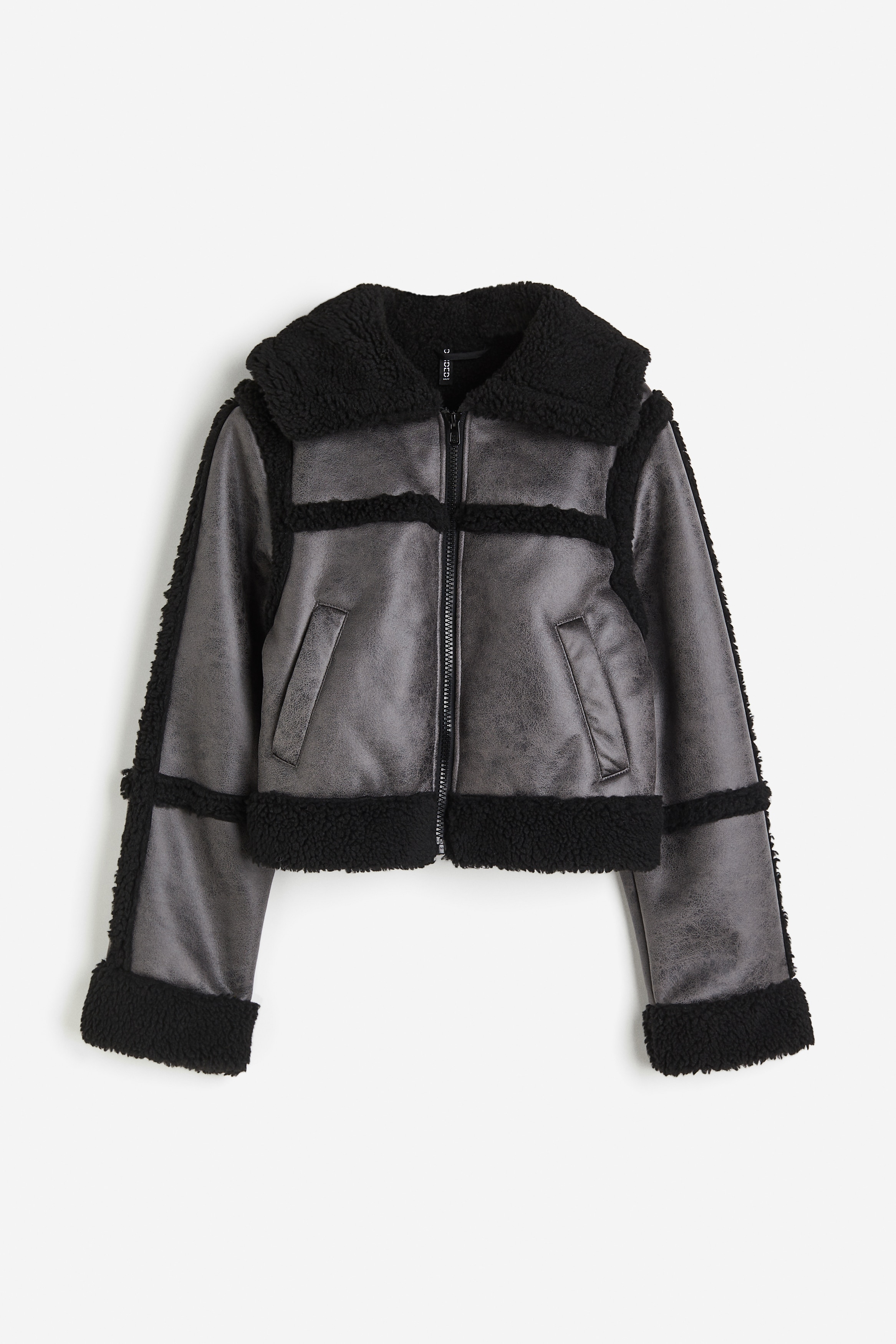 짧고 박시한 스타일의 재킷. 볼드한 칼라, 소맷단과 아랫단, 안감이 부드러운 테리로 처리됨. 집업 스타일. 긴소매. 사선 방향의 앞면 웰트포켓. 이미지