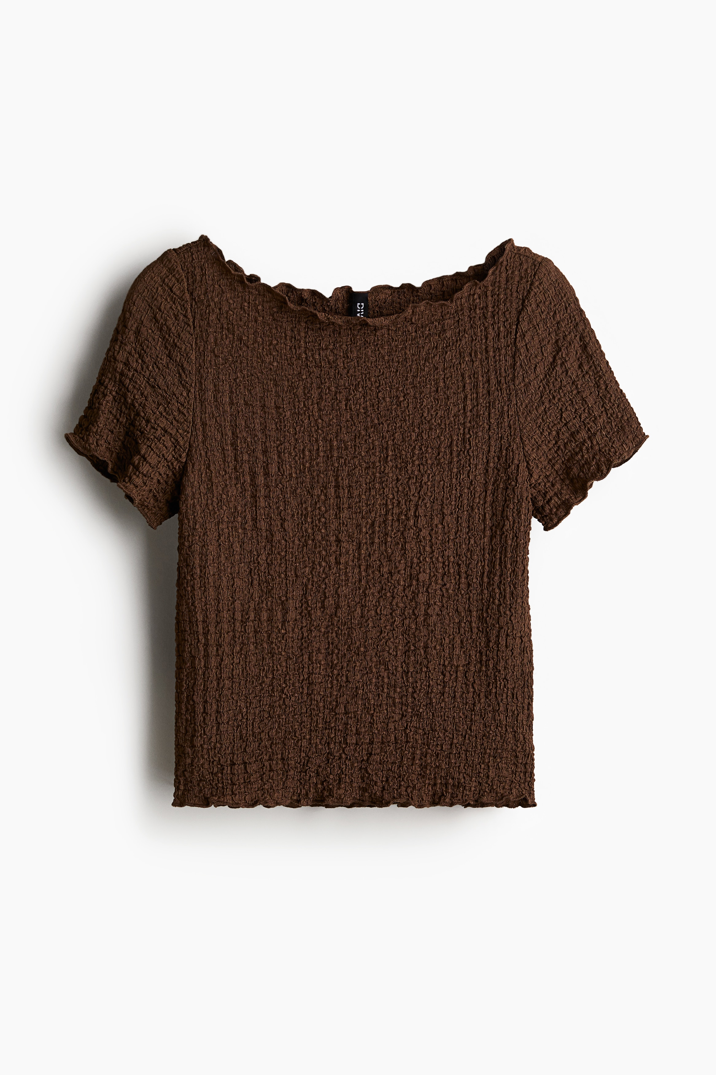 텍스처가 있는 저지 소재의 짧고 피트되는 티셔츠. 보트넥. 오버로크처리된 옷단. 이미지