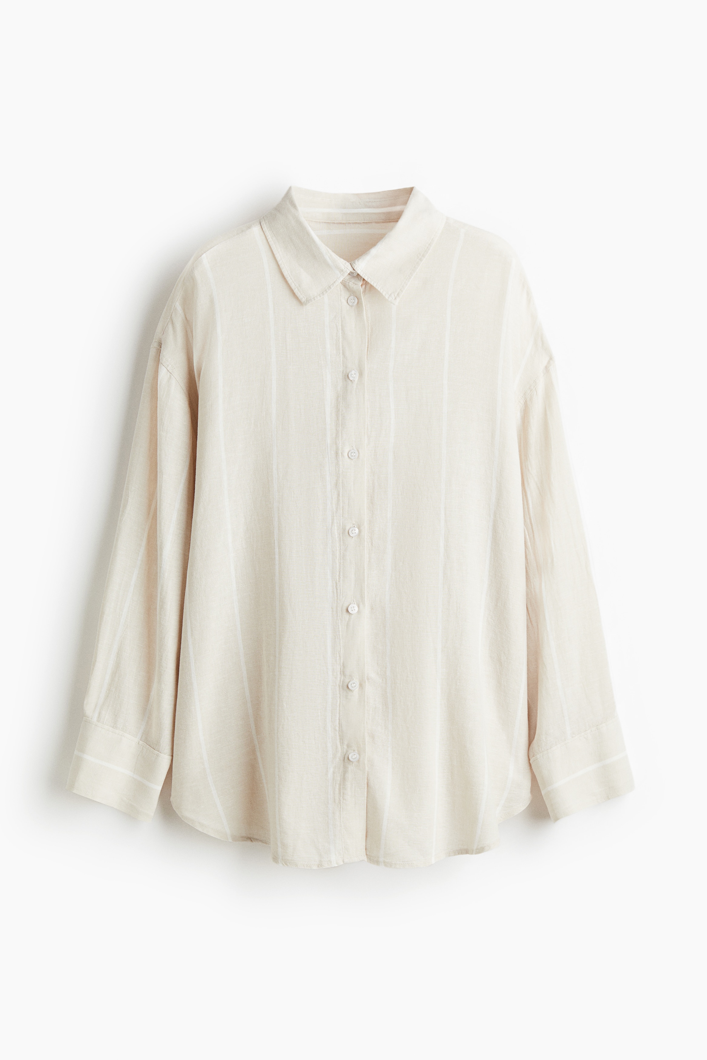 가벼운 리넨, 비스코스 혼방 소재의 오버사이즈 셔츠. 칼라와 앞면 버튼이 있음. 박스 플리츠가 잡힌 뒷면 요크. 드롭 숄더. 플래킷이 있는 긴소매. 소맷단 버튼. 라운드 헴라인. 이미지