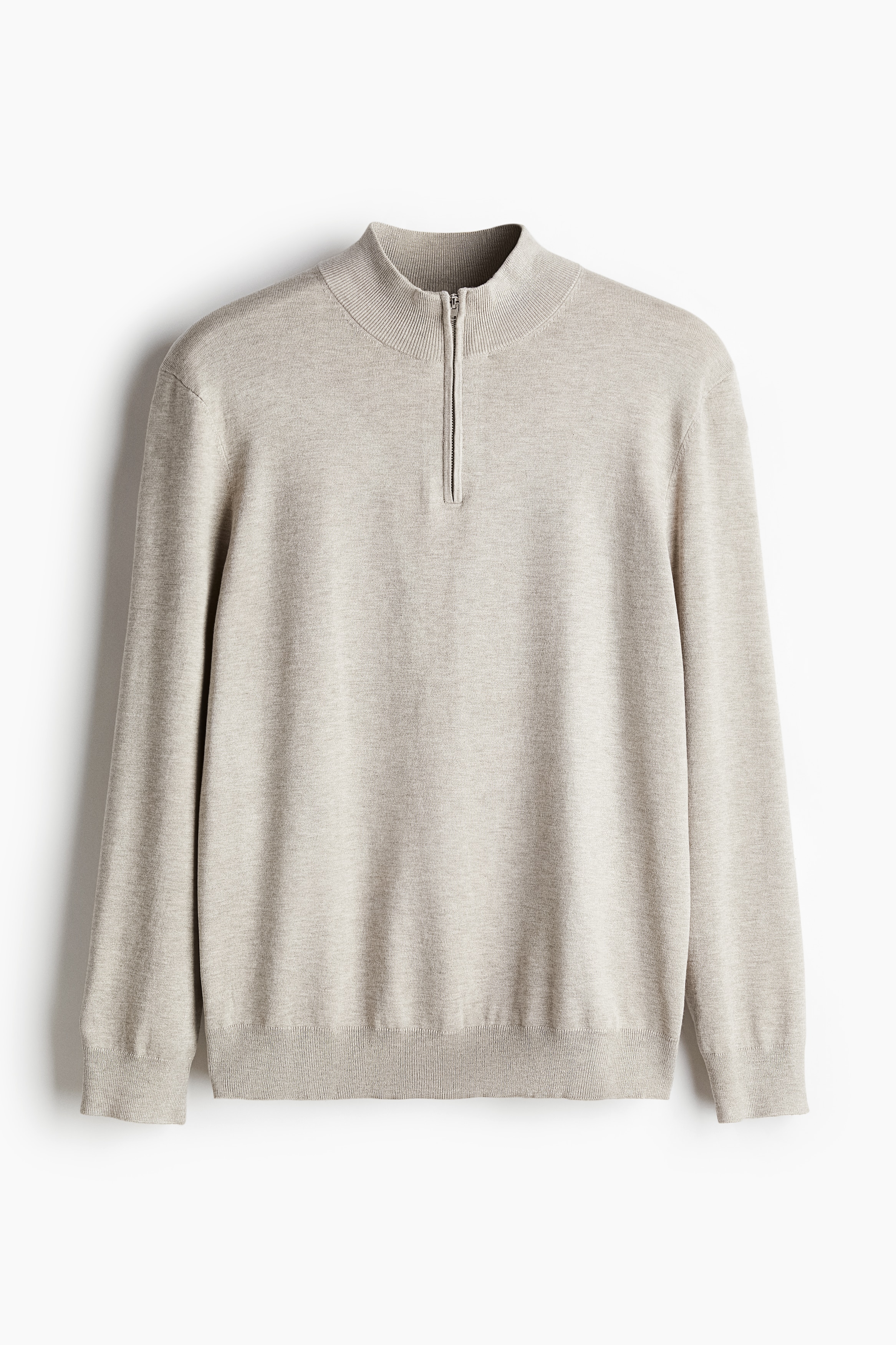 부드러운 파인니트 소재의 긴소매 스웨터. 리브드 마감 터틀넥. 상단 지퍼. 리브드 마감 소맷단과 아랫단. 바디 라인을 감싸며 피트되는 슬림핏 실루엣. 이미지