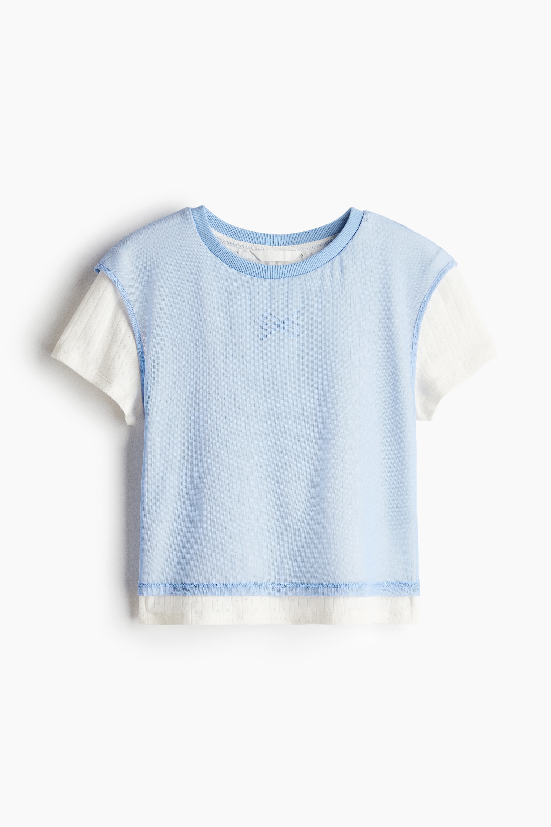 앞면에 프린트 장식이 있는 리브드 저지 소재의 크루넥 티셔츠. 메쉬 소재의 캡소매 탑이 레이어링됨. 이미지