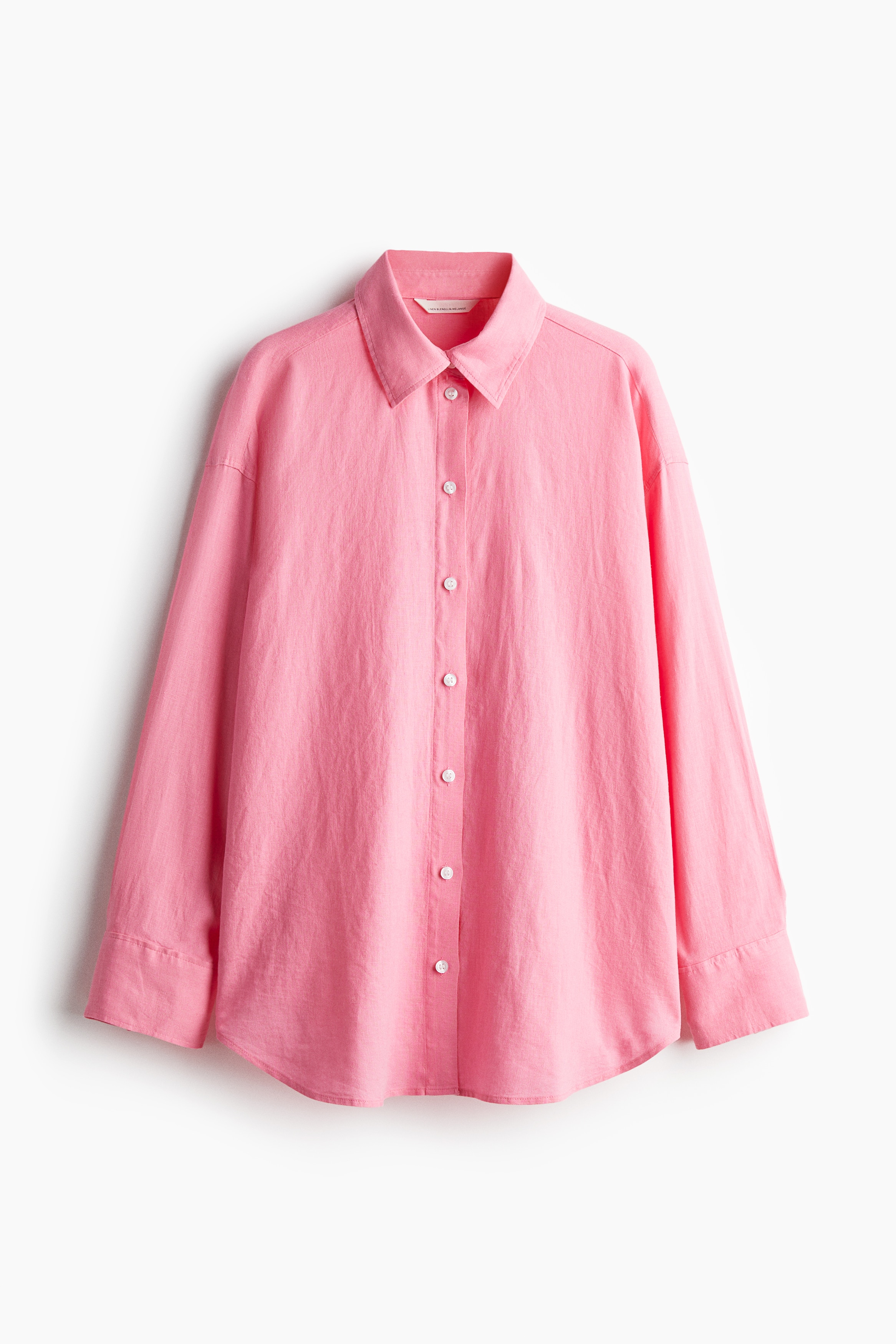 가벼운 리넨, 비스코스 혼방 소재의 오버사이즈 셔츠. 칼라와 앞면 버튼이 있음. 박스 플리츠가 잡힌 뒷면 요크. 드롭 숄더. 플래킷이 있는 긴소매. 소맷단 버튼. 라운드 헴라인. 이미지