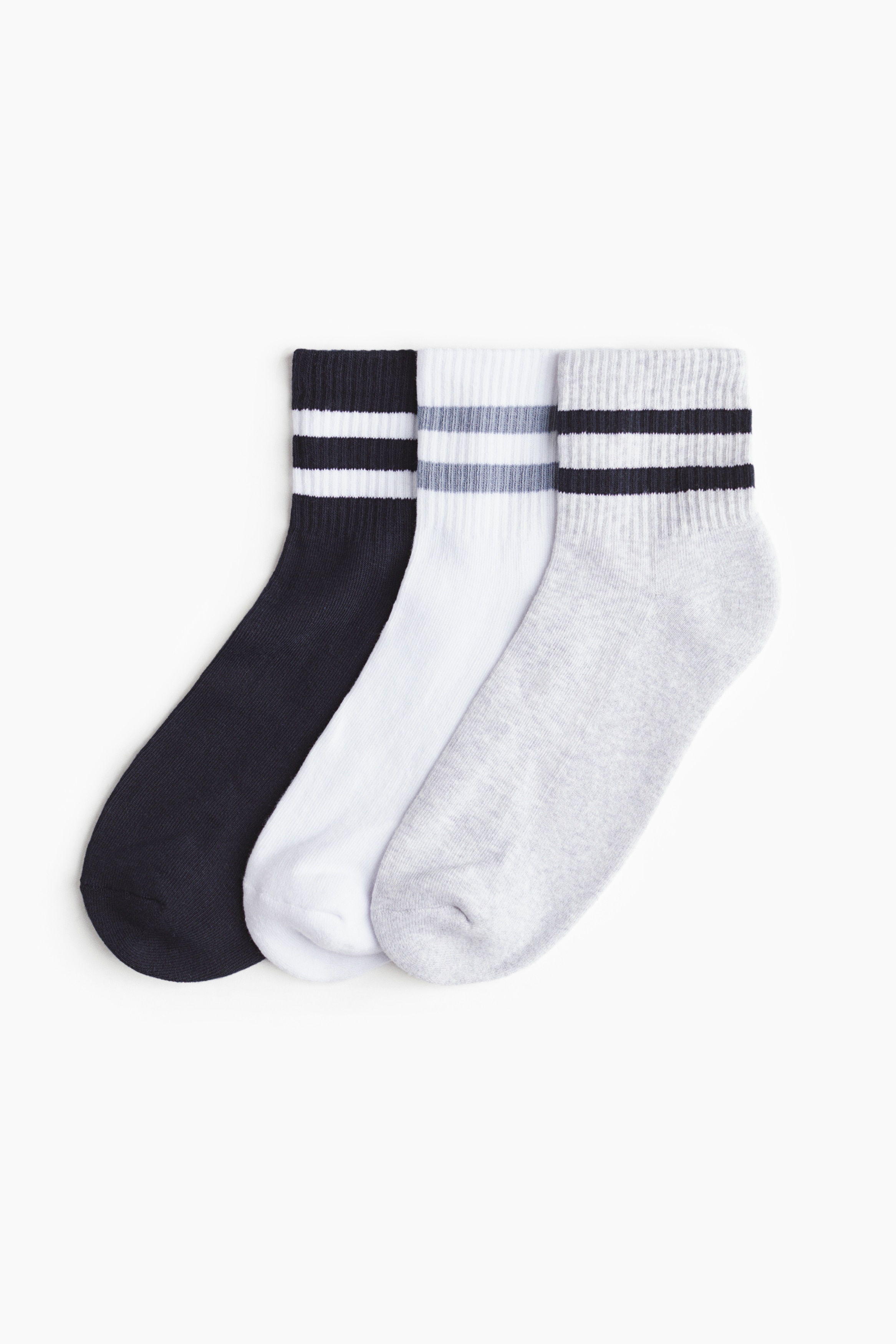 부드러운 코튼 혼방 소재의 파인니트 양말 세트. 입구 부분이 신축성 있게 처리됨. Lycra® Xtra Life™ 기술을 사용하여 착용감이 매우 편안하며 형태가 오래 유지되는 제품. 이미지