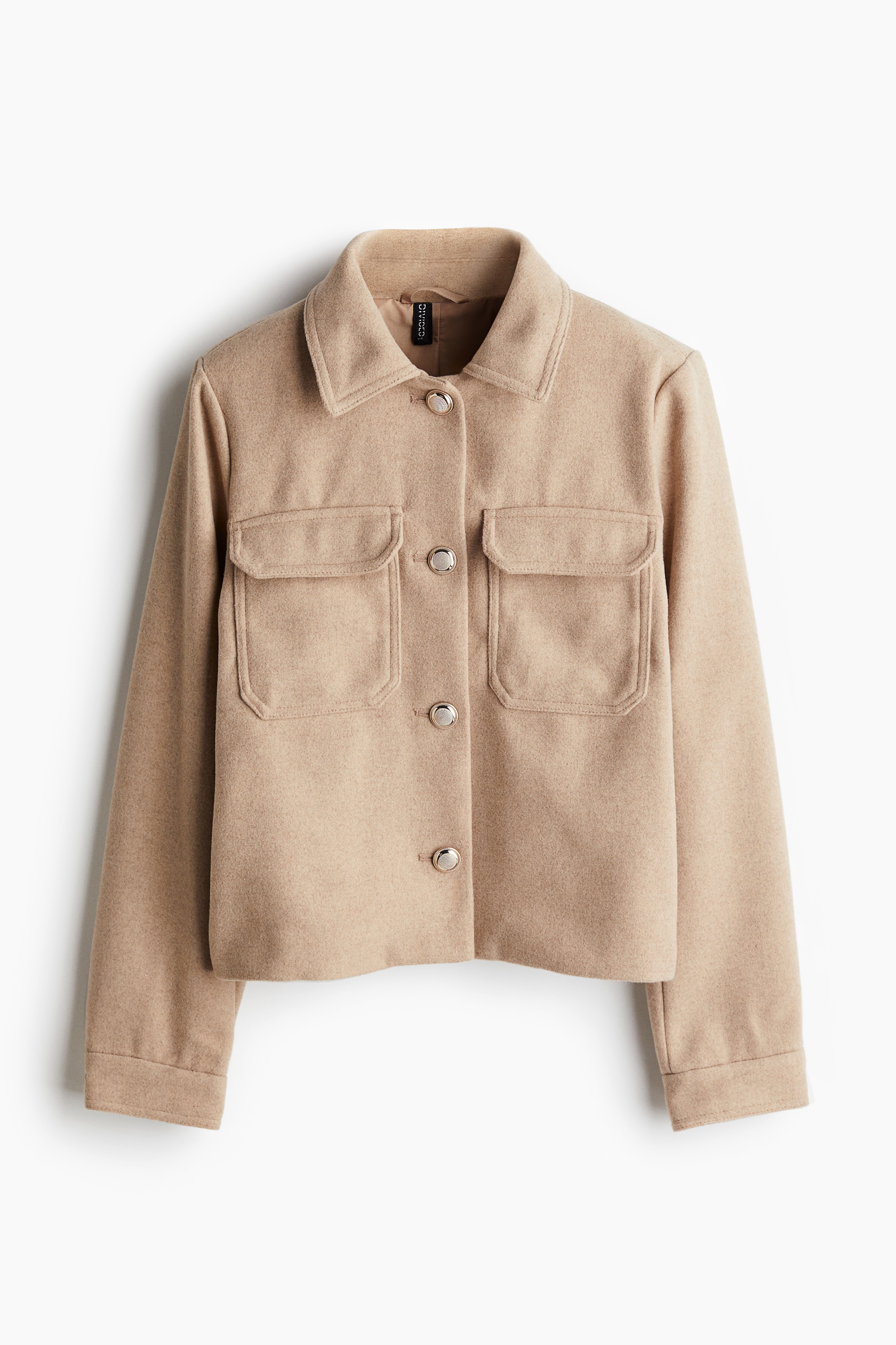 기모처리된 우븐 소재의 재킷. 칼라와 앞면 금속 버튼이 있음. 뒷면 요크. 가슴 플랩포켓. 소맷단 버튼. 안감 부착. 이미지