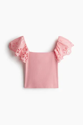 골이 촘촘한 리브드 코튼 저지 소재의 피트되는 크롭트 탑. 스퀘어넥. 어깨 부분이 가늘게 밴딩처리됨. 펀칭 자수 장식의 코튼 우븐 소재로 마감된 버터플라이 소매. 스캘럽트 라인의 소맷단. 이미지