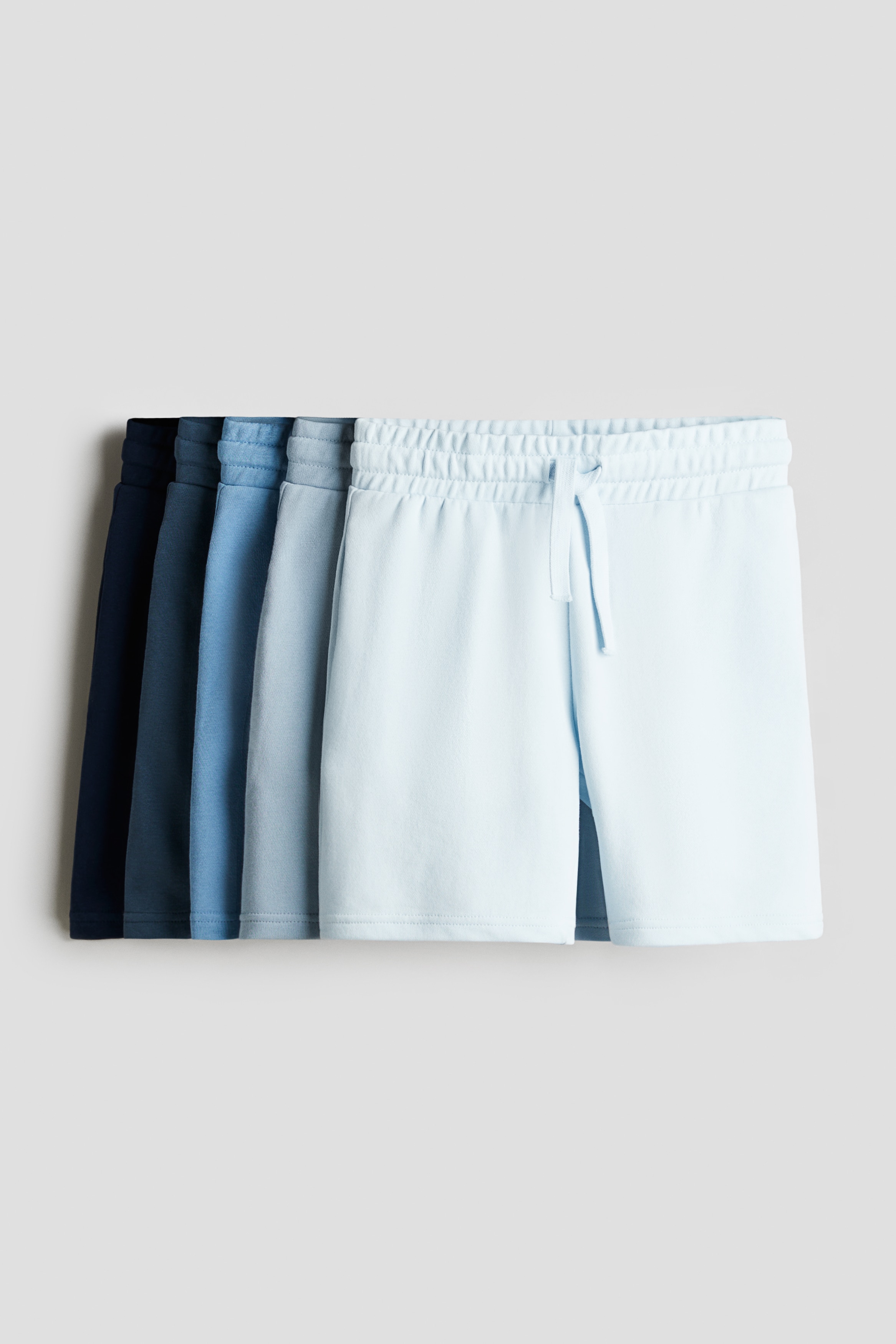가벼운 스웨트셔츠 소재의 5부 반바지 세트. 드로스트링이 있는 신축성 허릿단. 옆면 히든 포켓. 이미지