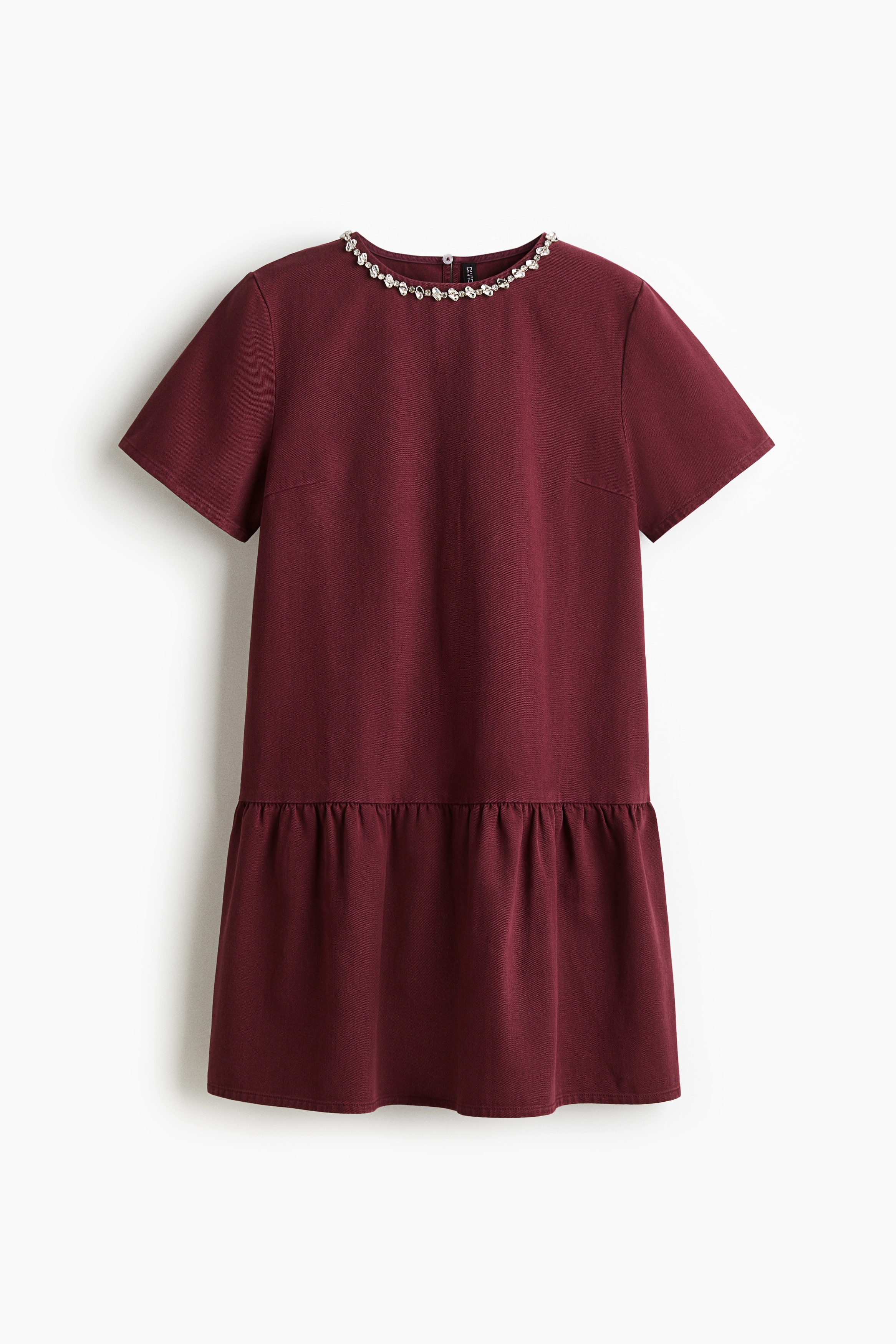 코튼 트윌 소재의 루즈핏 미니 드레스. 반짝이는 라인스톤으로 장식된 라운드넥. 목 뒷면에 키홀 트임과 버튼이 있음. 주름이 잡힌 힙 부분 솔기. 안감 생략. 이미지