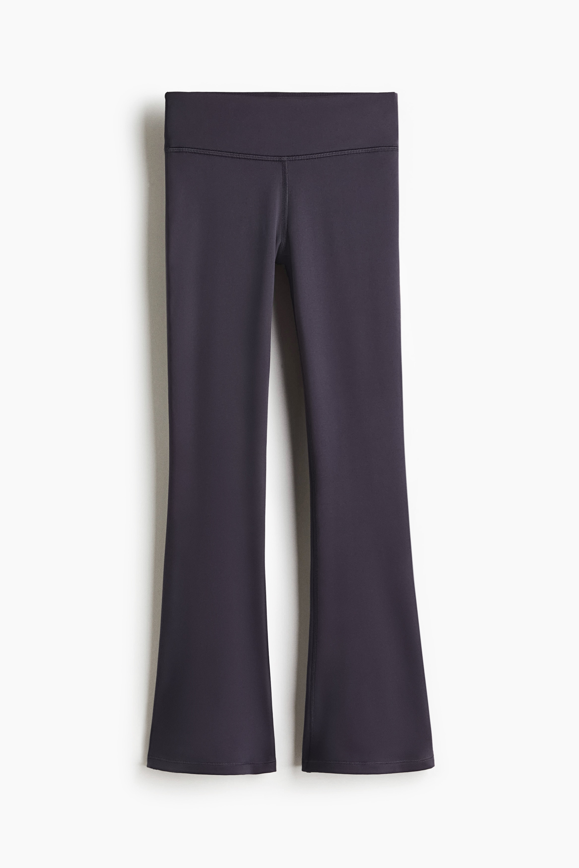 수분을 빠르게 흡수하는 기능성 DryMove™ 소재의 플레어 스포츠 레깅스. 레귤러 웨이스트. 와이드한 허릿단. 이미지