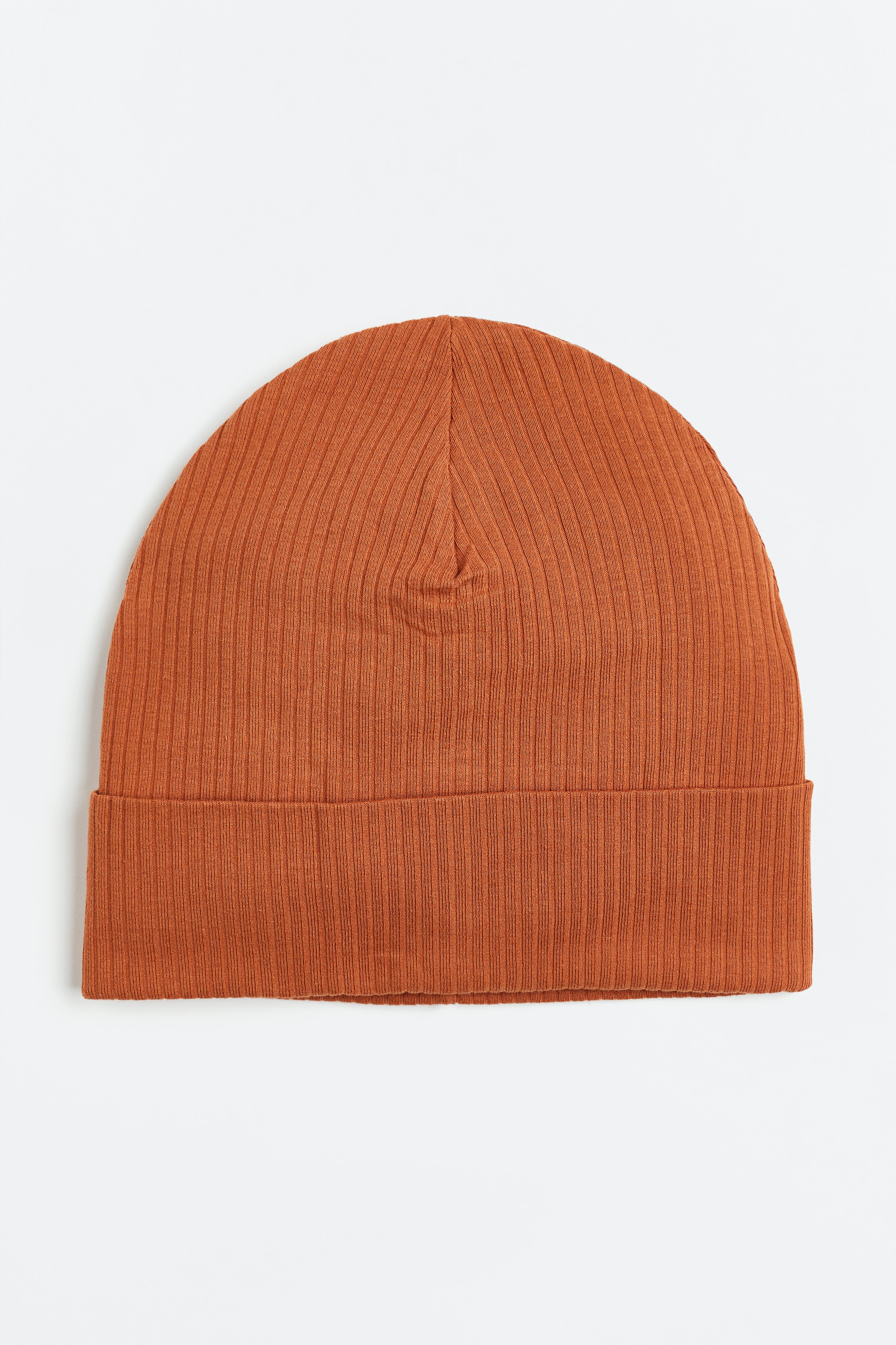 부드러운 코튼 리브드 저지 소재 2겹으로 마감된 모자. 하단이 턴업 스타일로 처리됨. 이미지
