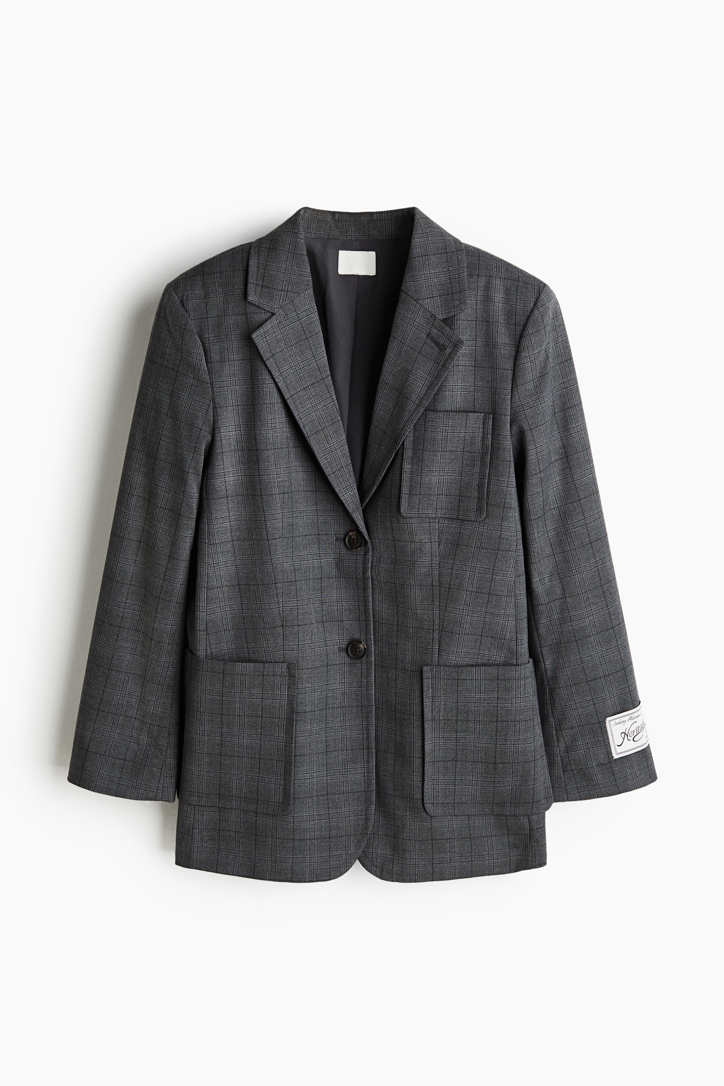 노치트 라펠이 있는 레귤러핏 재킷. 앞면 버튼 클로저. 가슴과 앞면 하단 패치포켓. 긴소매. 소맷단 버튼 장식. 안감 부착. 이미지