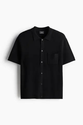 비스코스가 혼방된 텍스처 니트 소재의 반소매 셔츠. 칼라와 앞면 버튼이 있음. 가슴 포켓. 스트레이트 헴라인. 촘촘하게 리브드 마감된 소맷단과 아랫단. 착용감이 편안하고 클래식한 레귤러핏 실루엣. 이미지