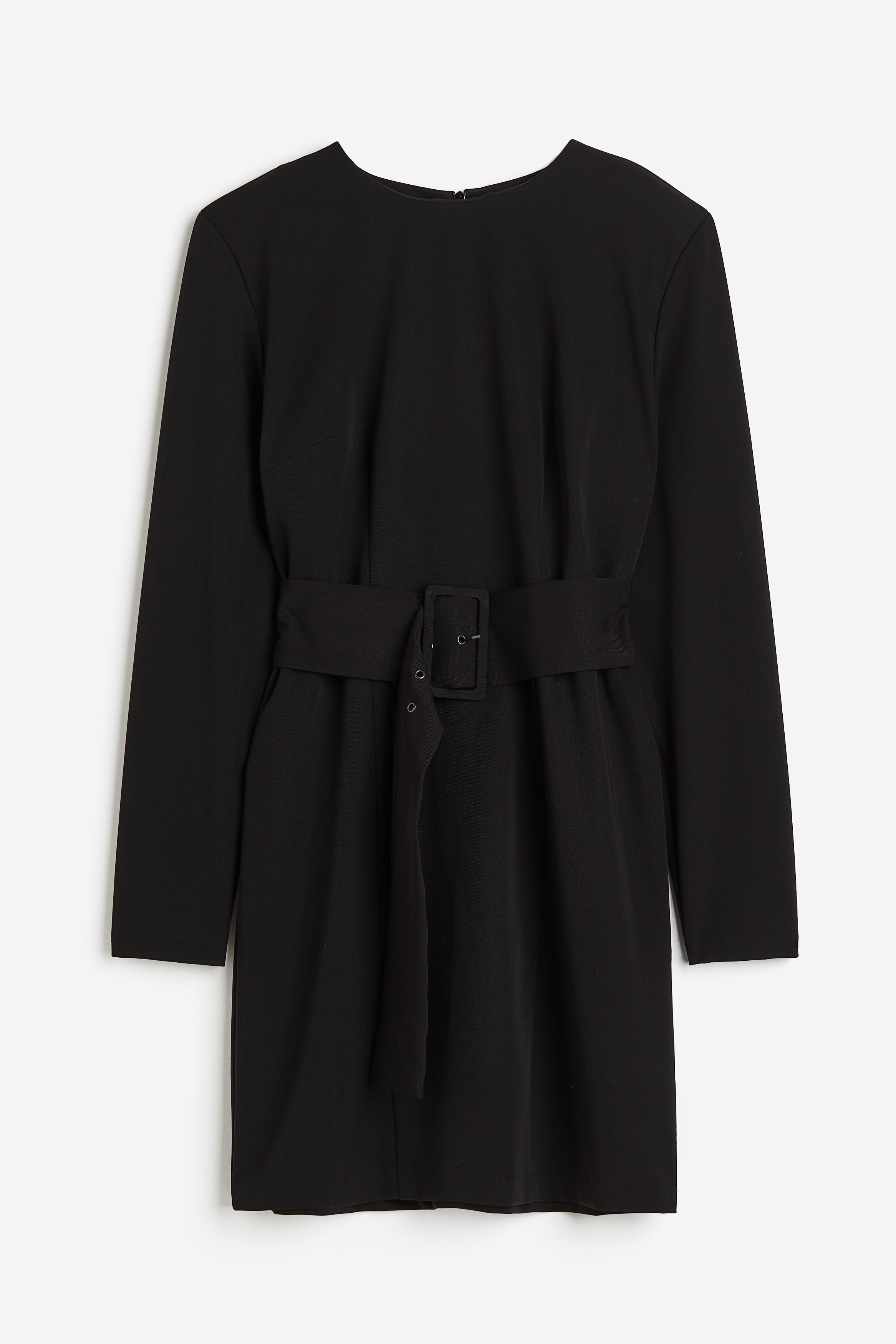 라운드넥 긴소매 미니 원피스. 뾰족한 숄더 패드 내장. 허리 부분에 입체감을 주는 다트를 잡고, 직사각형 버클이 있는 와이드한 벨트를 두른 스타일. 세로 방향의 하단 솔기가 눈에 띄게 마감됨. 뒷면 히든 지퍼. 이미지