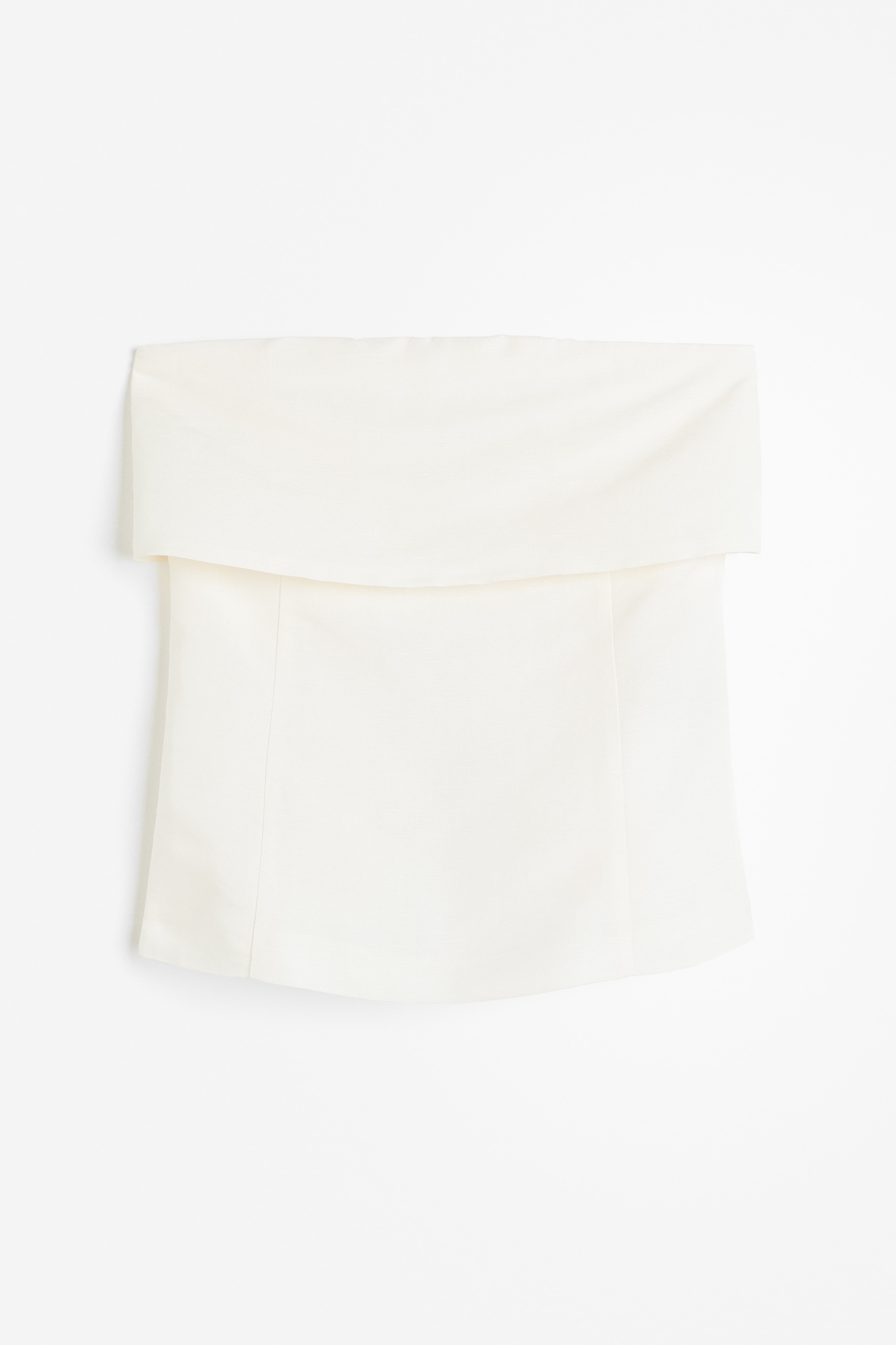 비스코스와 리넨이 혼방된 피트되는 스트랩리스 탑. 상단을 접어 내린 디자인. 흘러내림 방지용 실리콘 내장. 뒷면에 히든 지퍼와 후크가 있음. 안감 부착. 이미지