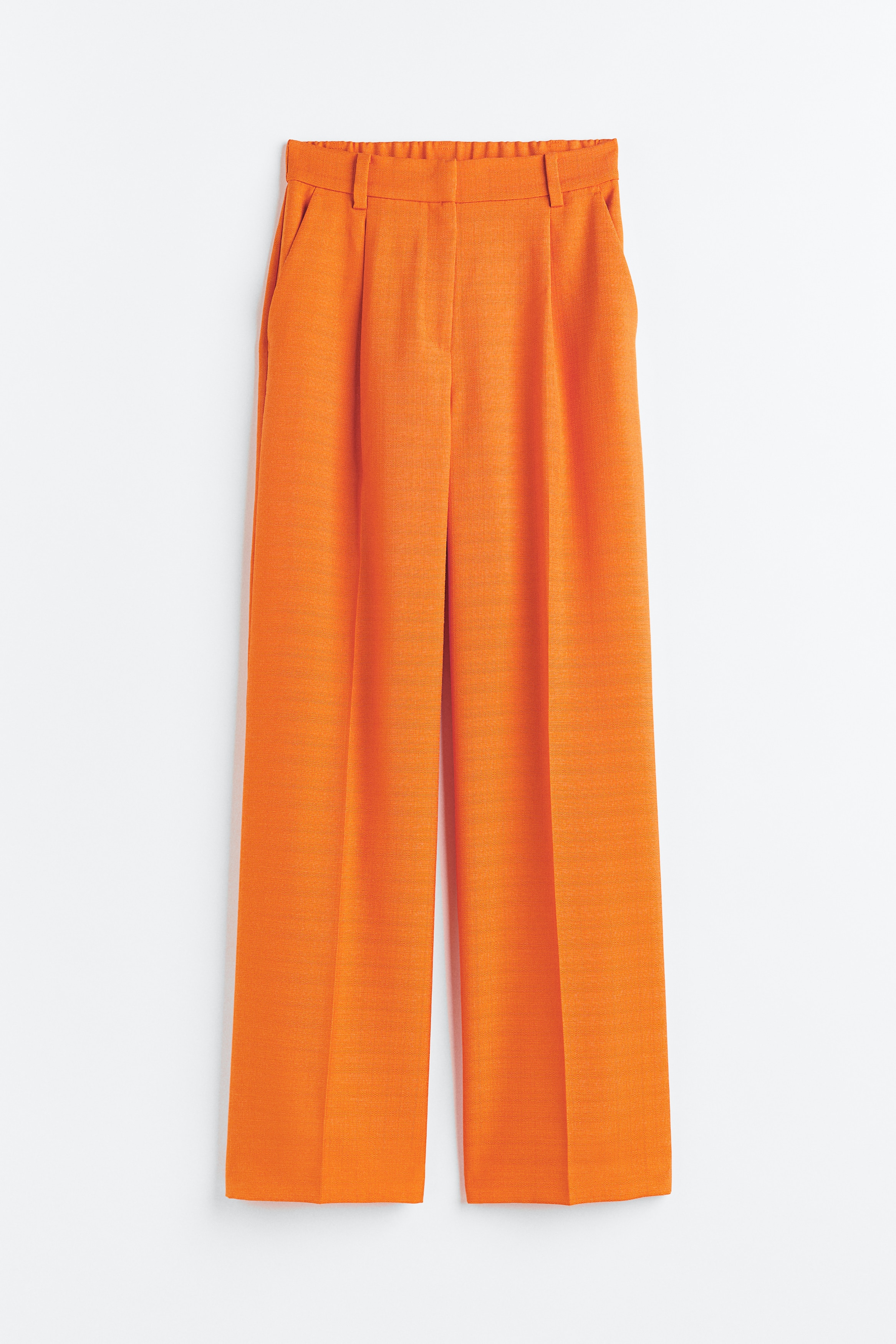 상단에 플리츠가 잡힌 테일러드 팬츠. 하이웨이스트. 지퍼와 후크, 히든 버튼 클로저. 사선 방향의 옆면 포켓. 뒷면 웰트포켓. 크리스가 있는 와이드한 스트레이트 레그. 이미지