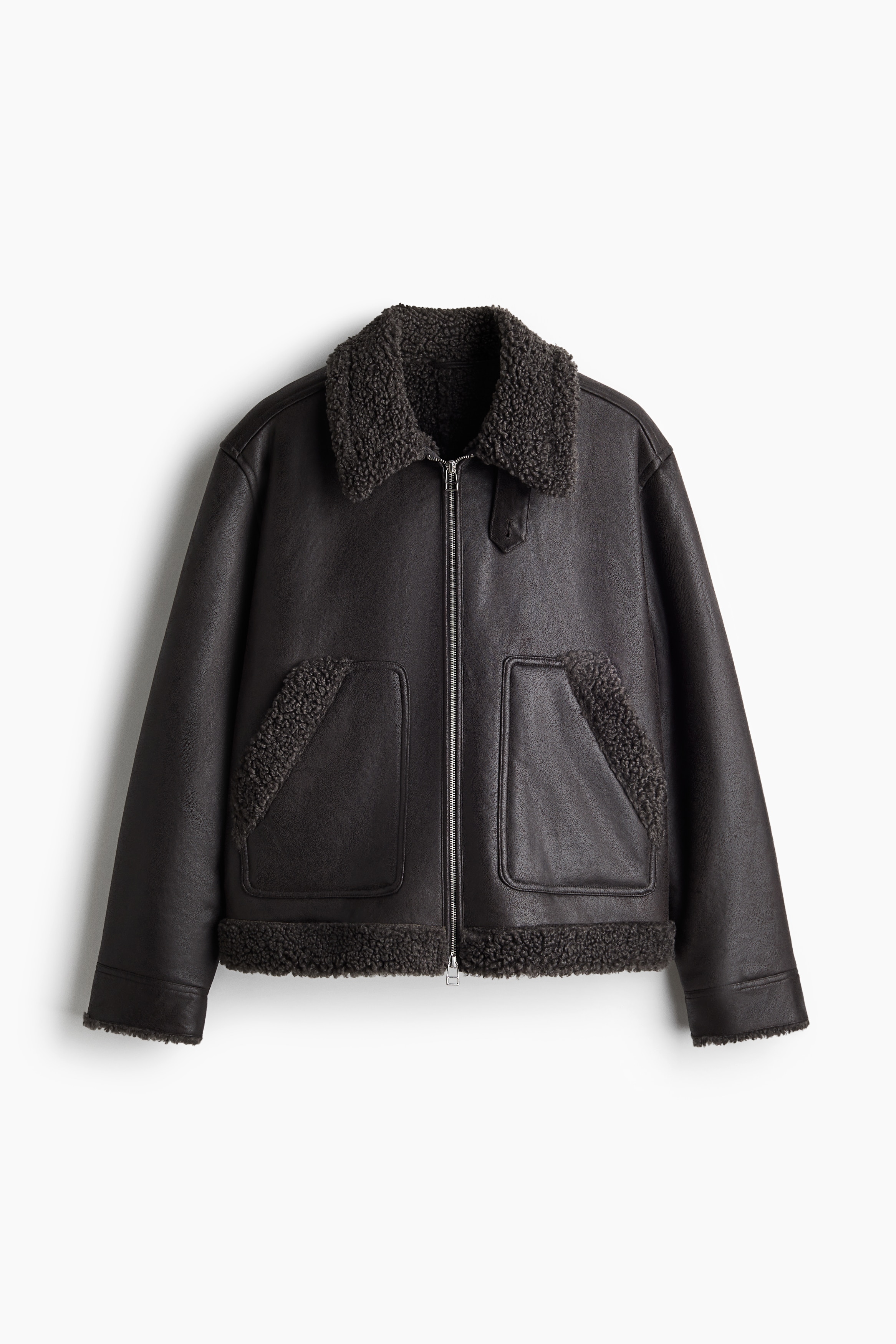 부드러운 테디 안감이 부착된 코팅처리된 패브릭 소재의 재킷. 트리밍 디테일. 버튼 탭이 있는 탈부착식 칼라. 투웨이 집업 스타일. 눈에 띄게 처리된 뒷면 솔기. 큼직한 앞면 패치포켓. 착용감이 편안하고 클래식한 레귤러핏 실루엣. 이미지