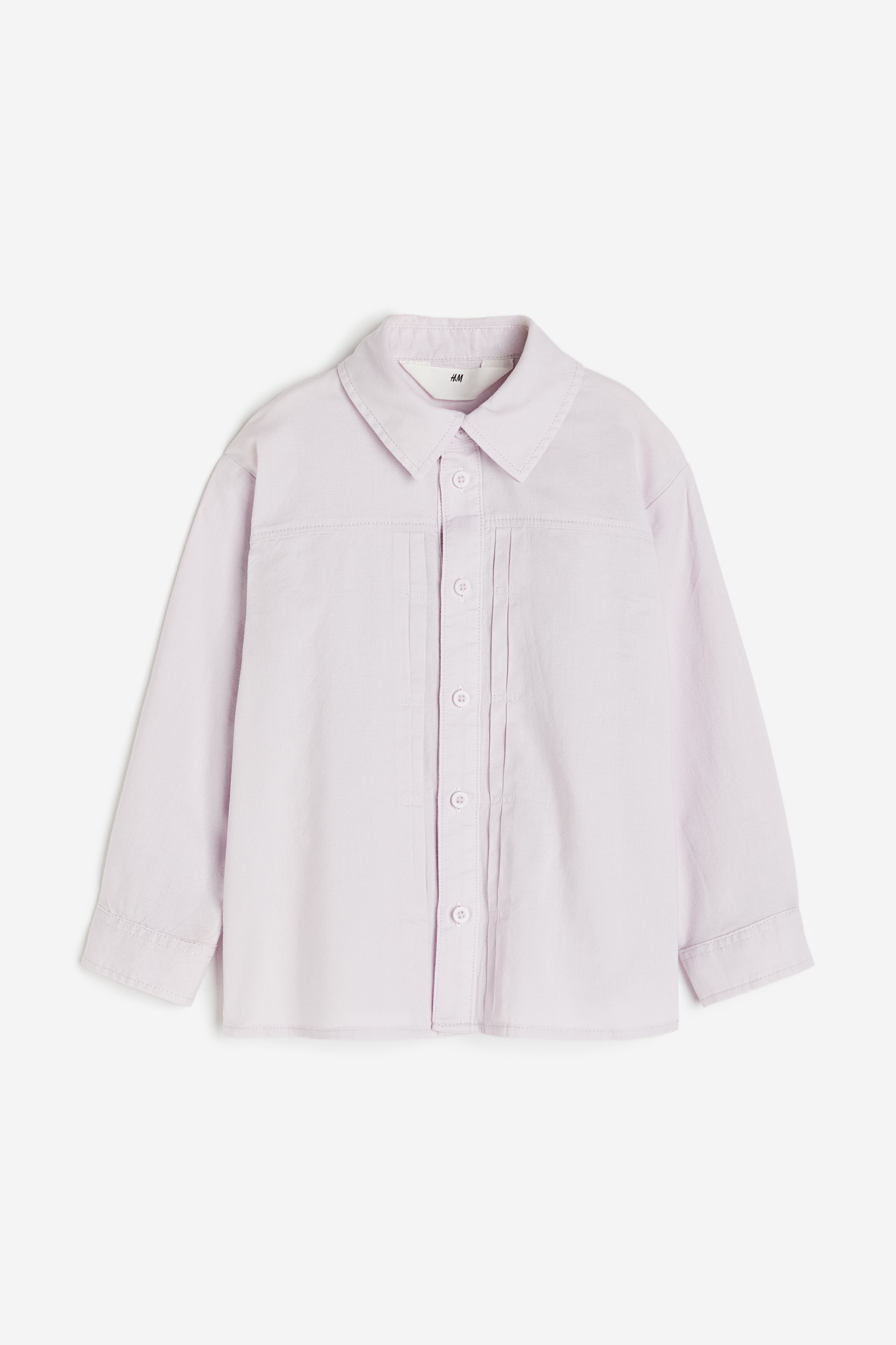 칼라가 있는 우븐 소재의 버튼업 셔츠. 버튼단에 히든 플리츠가 잡힌 디자인. 앞뒷면 요크 디테일. 세미 드롭 숄더. 긴소매. 소맷단 버튼. 양쪽 옆면에 트임이 있는 스트레이트 헴라인. 이미지