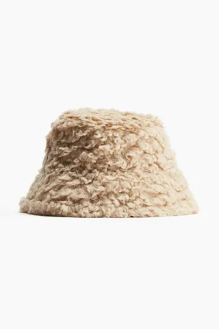 긴 챙이 있는 부드럽고 폭신한 소재의 버킷햇. 안감 부착. 챙 길이 7cm. 이미지