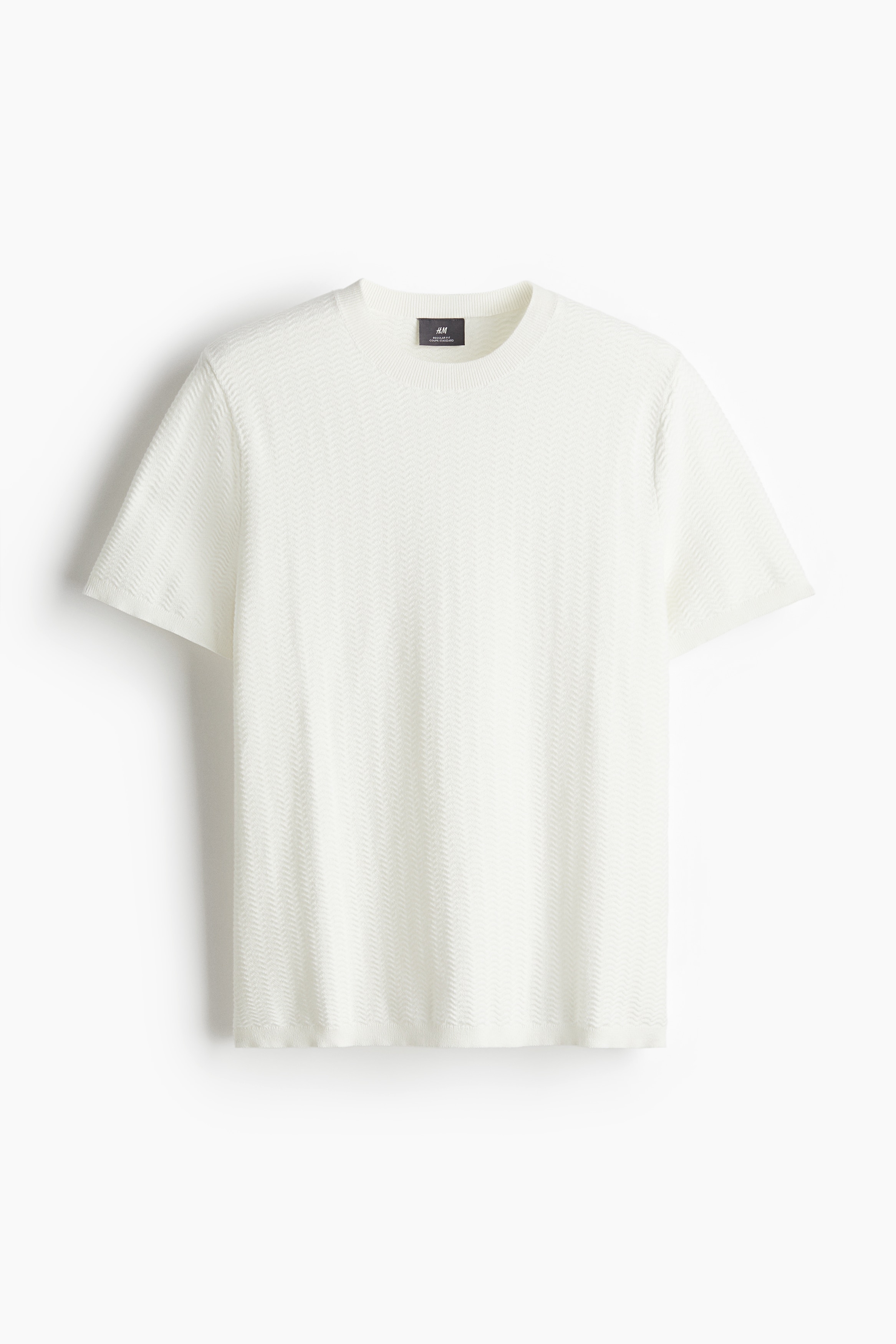코튼을 사용한 텍스처 니트 소재의 티셔츠. 리브드 마감된 라운드넥. 스트레이트 헴라인. 촘촘하게 리브드 마감된 소맷단과 아랫단. 착용감이 편안하고 클래식한 레귤러핏 실루엣. 이미지