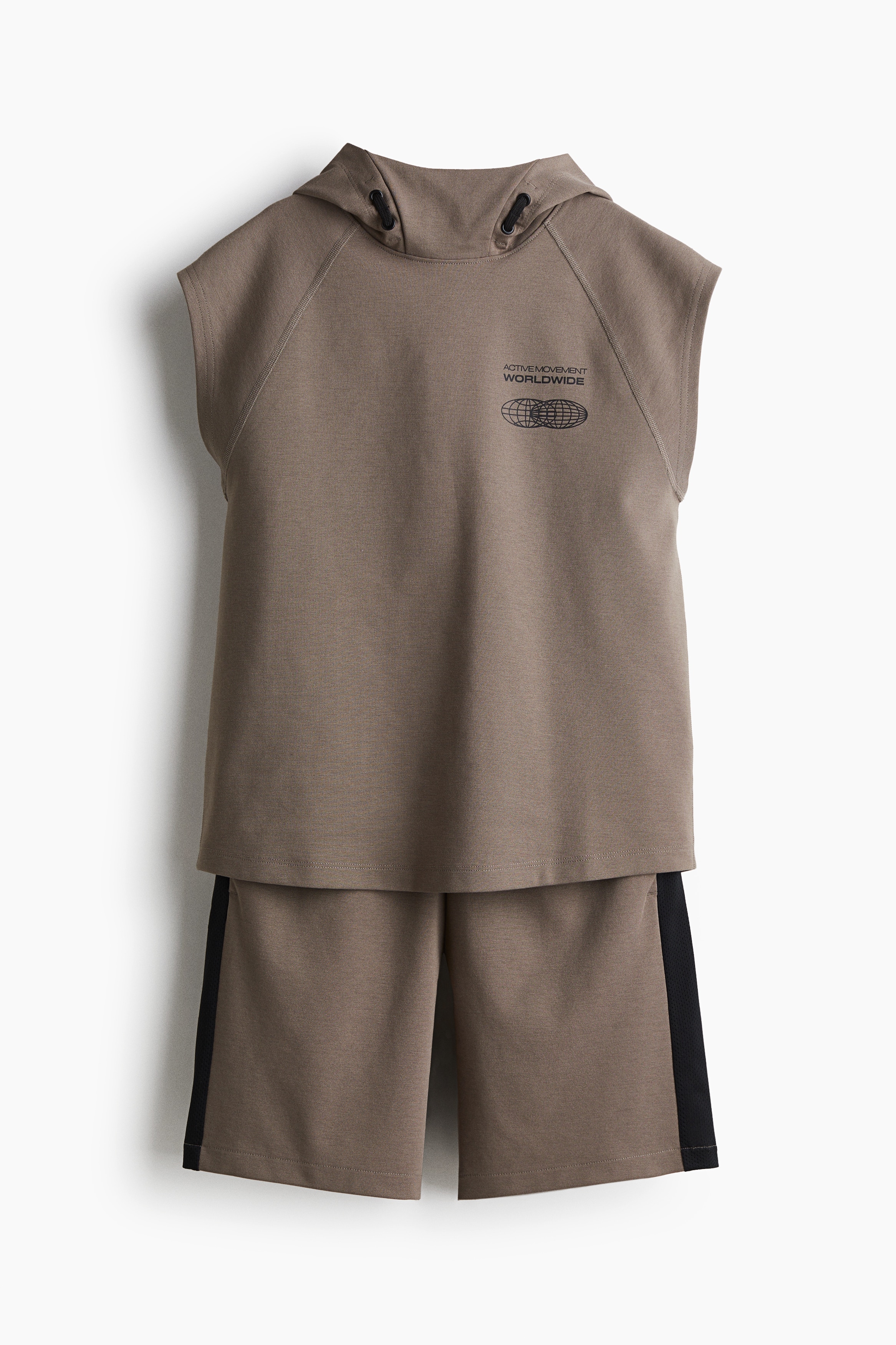 부드러운 저지 소재의 스포츠 상하의 세트. 상의 - 래글런 스타일의 캡소매 후디. 드로스트링 장식이 있는 후드에 메쉬 안감이 부착됨. 세미 라운드 헴라인. 하의 - 드로스트링이 있는 신축성 허릿단의 반바지. 옆면 히든 포켓. 양쪽 옆면 통기성 메쉬 디테일. 이미지