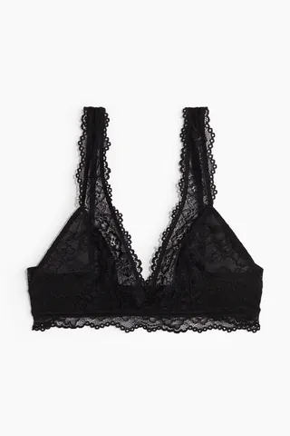 레이스 소재의 노와이어 소프트 브라. 길이 조절 가능한 어깨 스트랩. 컵에 메쉬 안감이 부착됨. 가슴 라인을 자연스럽게 연출해주는 라이트 서포트 디자인. 와이드한 아랫단. 뒷면 후크 클로저. 이미지