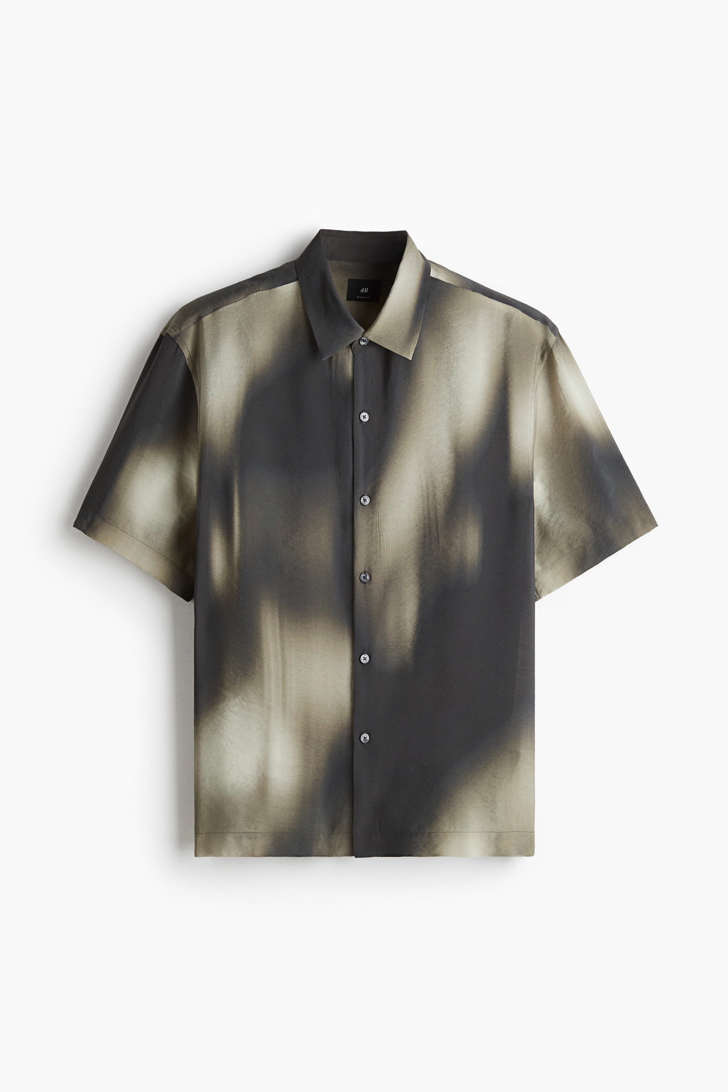 모달 혼방 소재의 반소매 셔츠. 캠프 칼라. 버튼단이 없는 프렌치 프런트 스타일. 뒷면 요크 디테일. 스트레이트 헴라인. 착용감이 편안하고 클래식한 레귤러핏 실루엣. 이미지