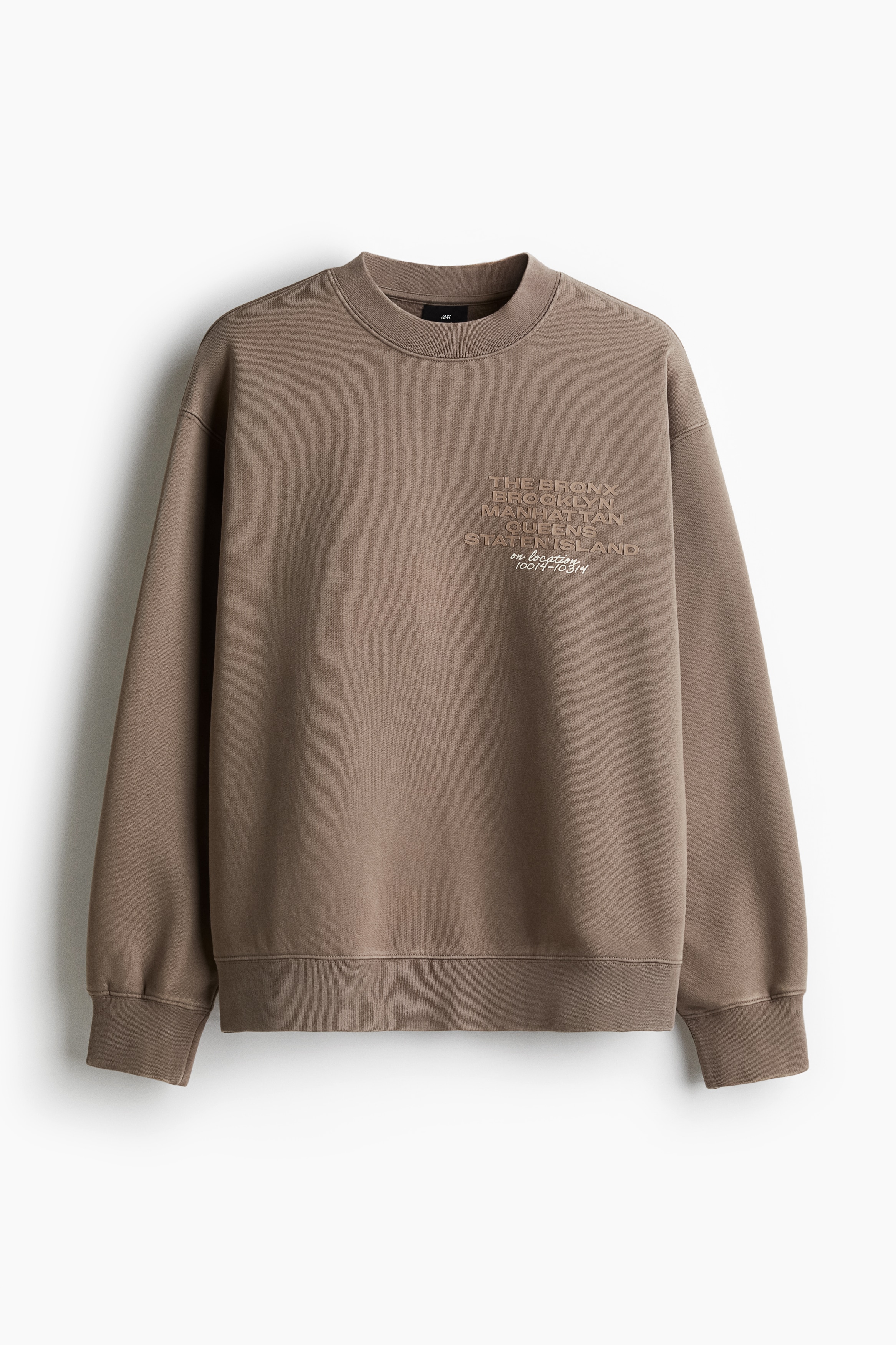 워싱처리된 듯한 톡톡한 코튼 소재의 스웨트셔츠. 내부가 부드럽게 기모처리됨. 라운드넥. 드롭 숄더. 긴소매. 리브드 트리밍. 넉넉하지만 오버사이즈보다는 약간 피트되는 루즈핏 실루엣. 이미지