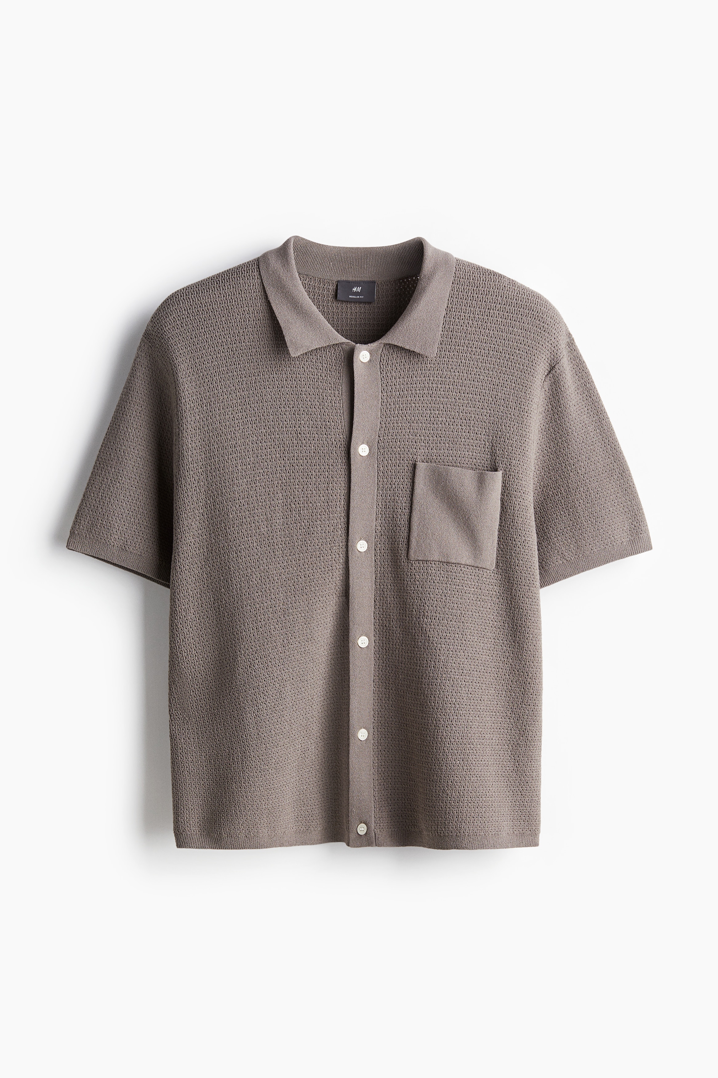 비스코스가 혼방된 텍스처 니트 소재의 반소매 셔츠. 칼라와 앞면 버튼이 있음. 가슴 포켓. 스트레이트 헴라인. 촘촘하게 리브드 마감된 소맷단과 아랫단. 착용감이 편안하고 클래식한 레귤러핏 실루엣. 이미지