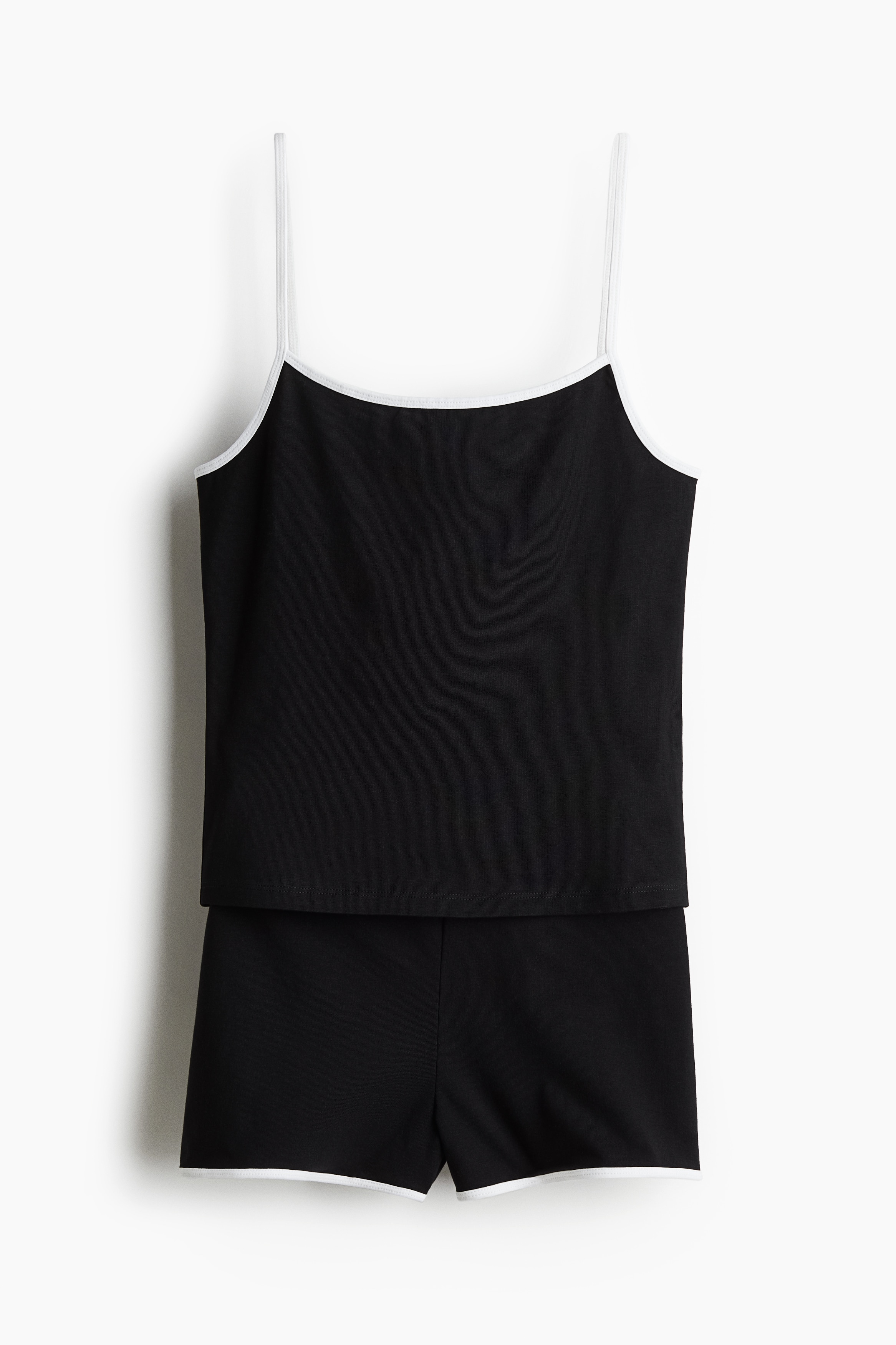 부드러운 촉감의 코튼 저지 상하의 세트. 상의 - 가느다란 어깨 스트랩의 탑. 하의 - 신축성 허릿단의 반바지. 이미지