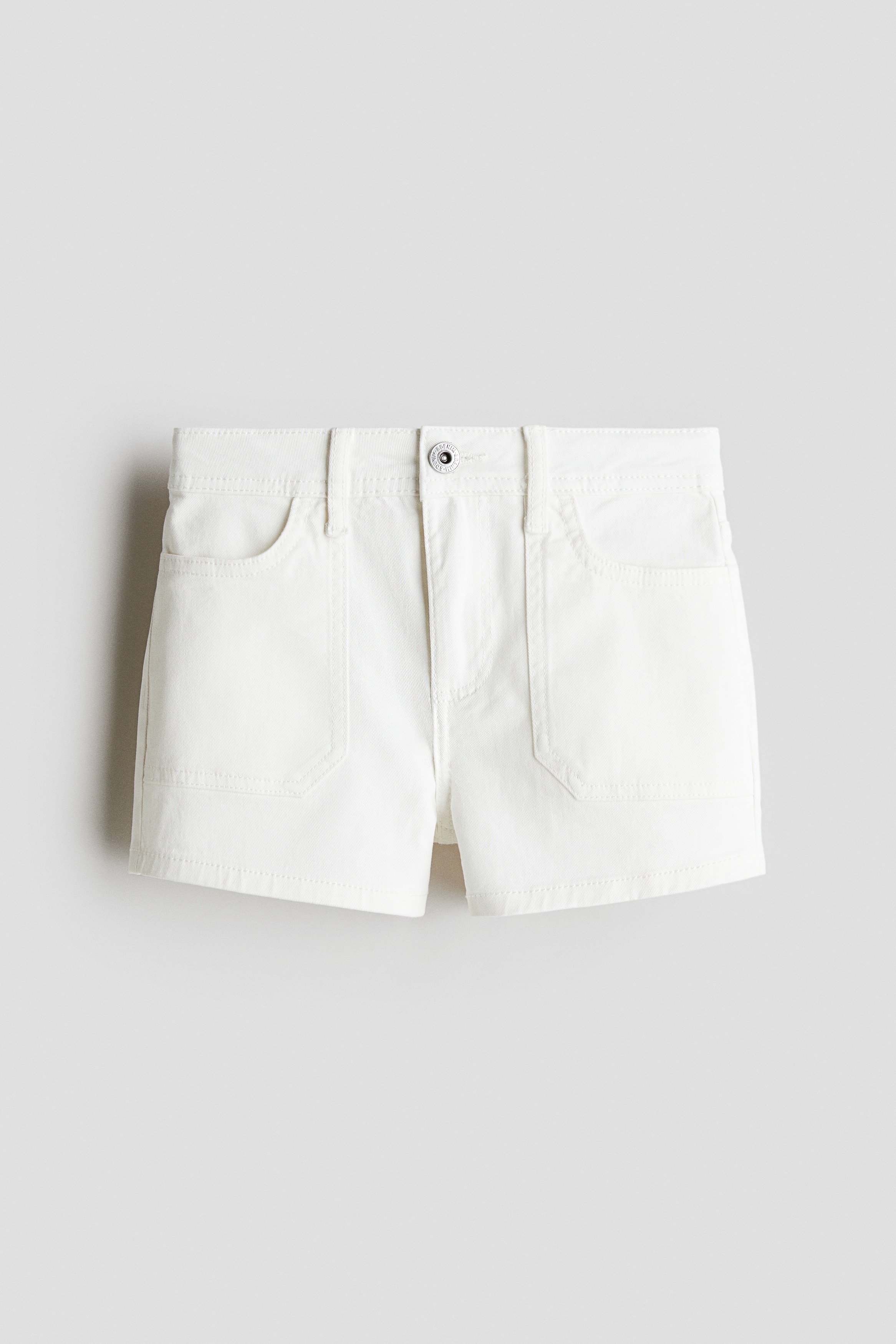 스트레치성 있는 코튼 트윌 소재의 반바지. 밴딩으로 허리 사이즈 조절. 지퍼와 버튼 클로저. 앞면 패치포켓, 뒷면 포켓. 이미지