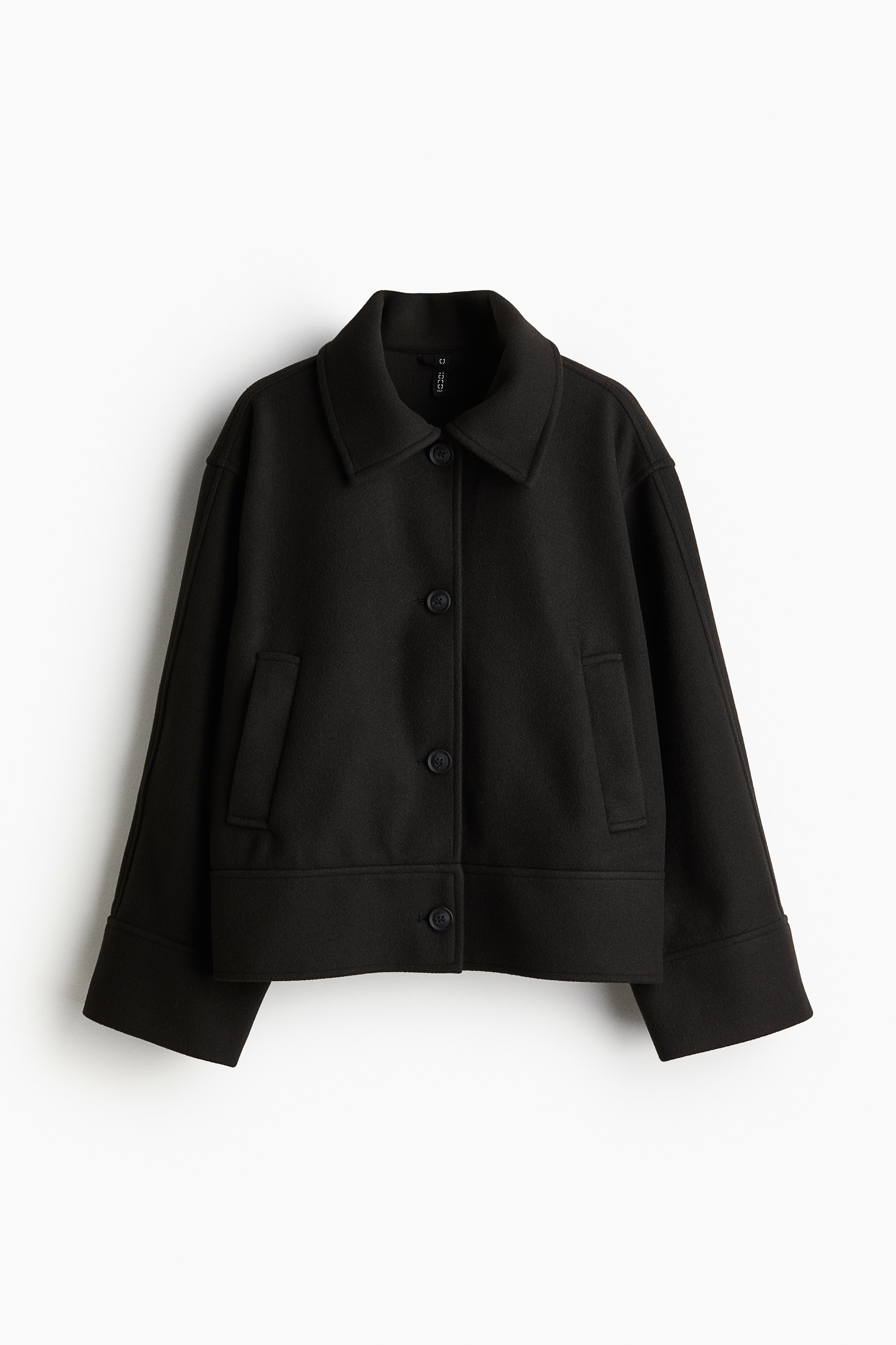 부드러운 펠트 소재의 짧은 재킷. 루즈핏. 칼라와 앞면 버튼이 있음. 드롭 숄더. 앞면 웰트포켓. 안감 생략. 이미지