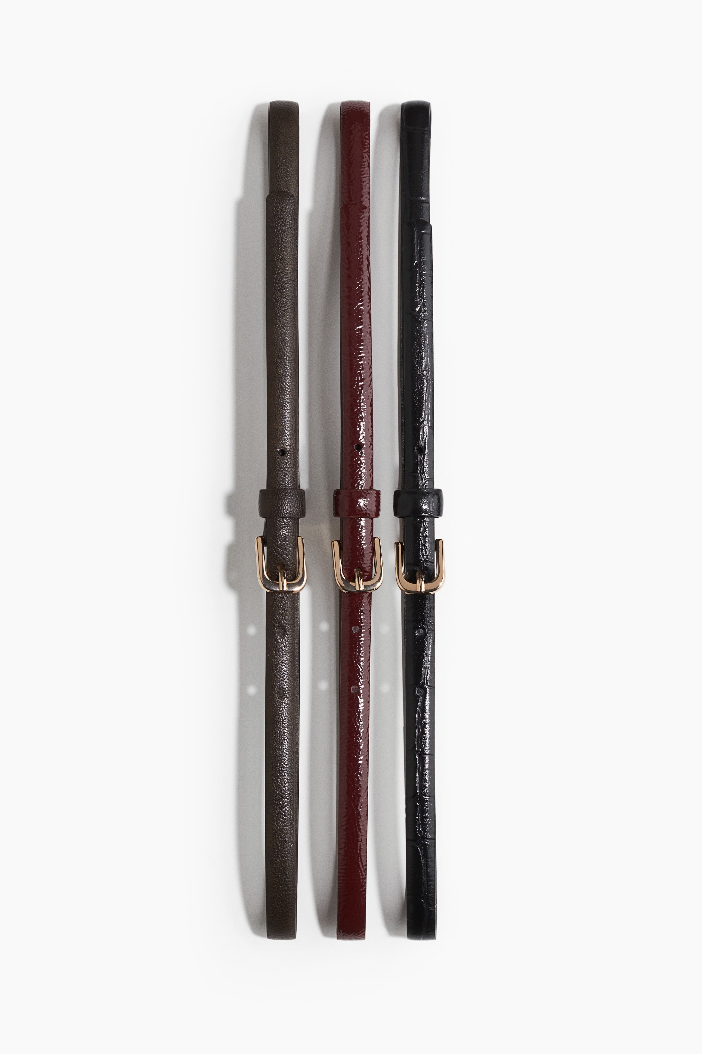 코팅처리된 패브릭 소재의 스키니 벨트 세트. 금속 버클. 폭 1.2cm. 이미지