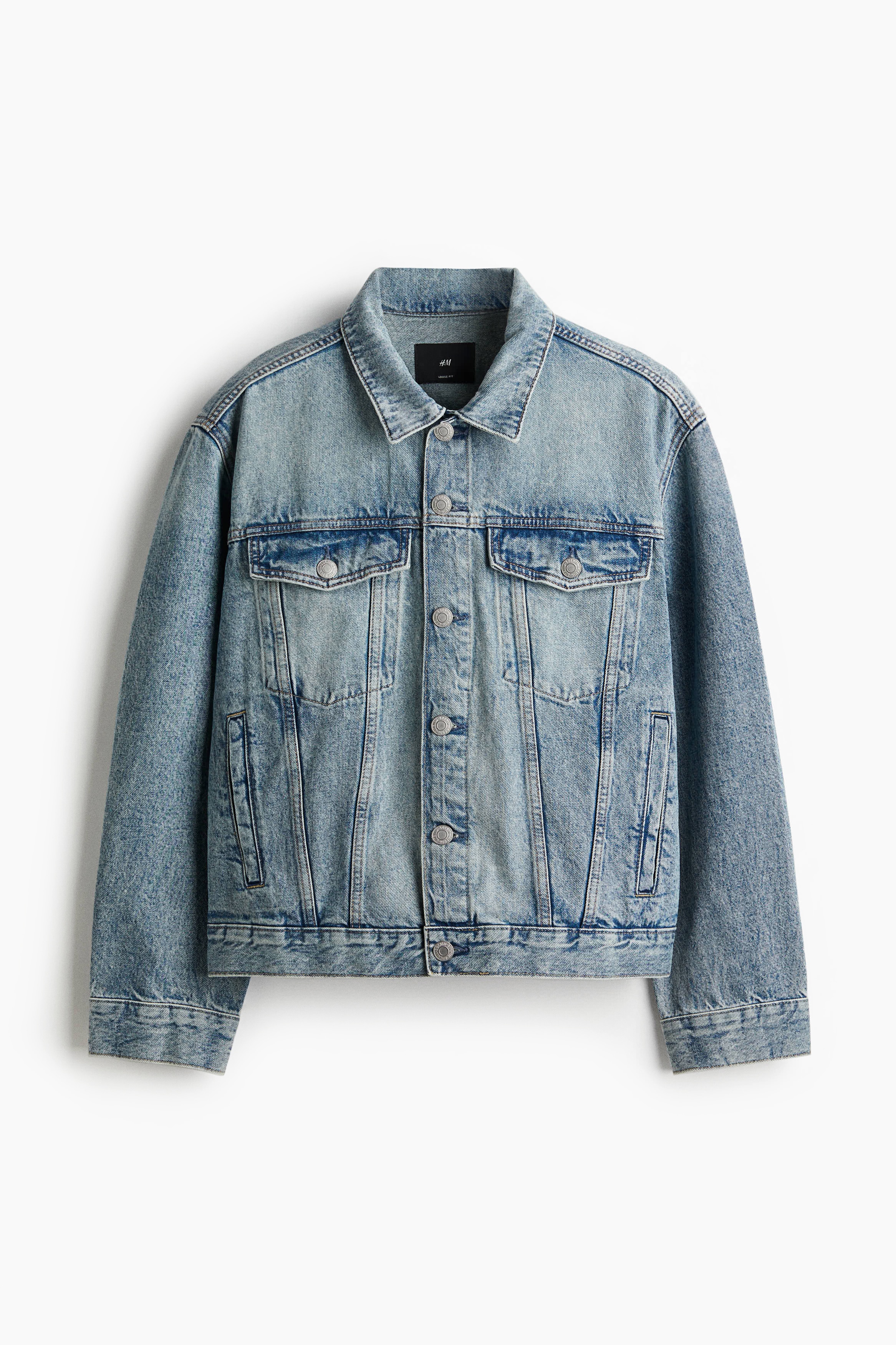 탄탄한 코튼 데님 소재의 재킷. 칼라와 앞면 금속 버튼이 있음. 앞뒷면 요크 디테일. 버튼으로 여닫는 가슴 플랩포켓. 옆면 웰트포켓. 긴소매. 소맷단 버튼. 옆면 하단의 탭과 버튼으로 핏 조절. 넉넉하지만 오버사이즈보다는 약간 피트되는 루즈핏 실루엣. 이미지
