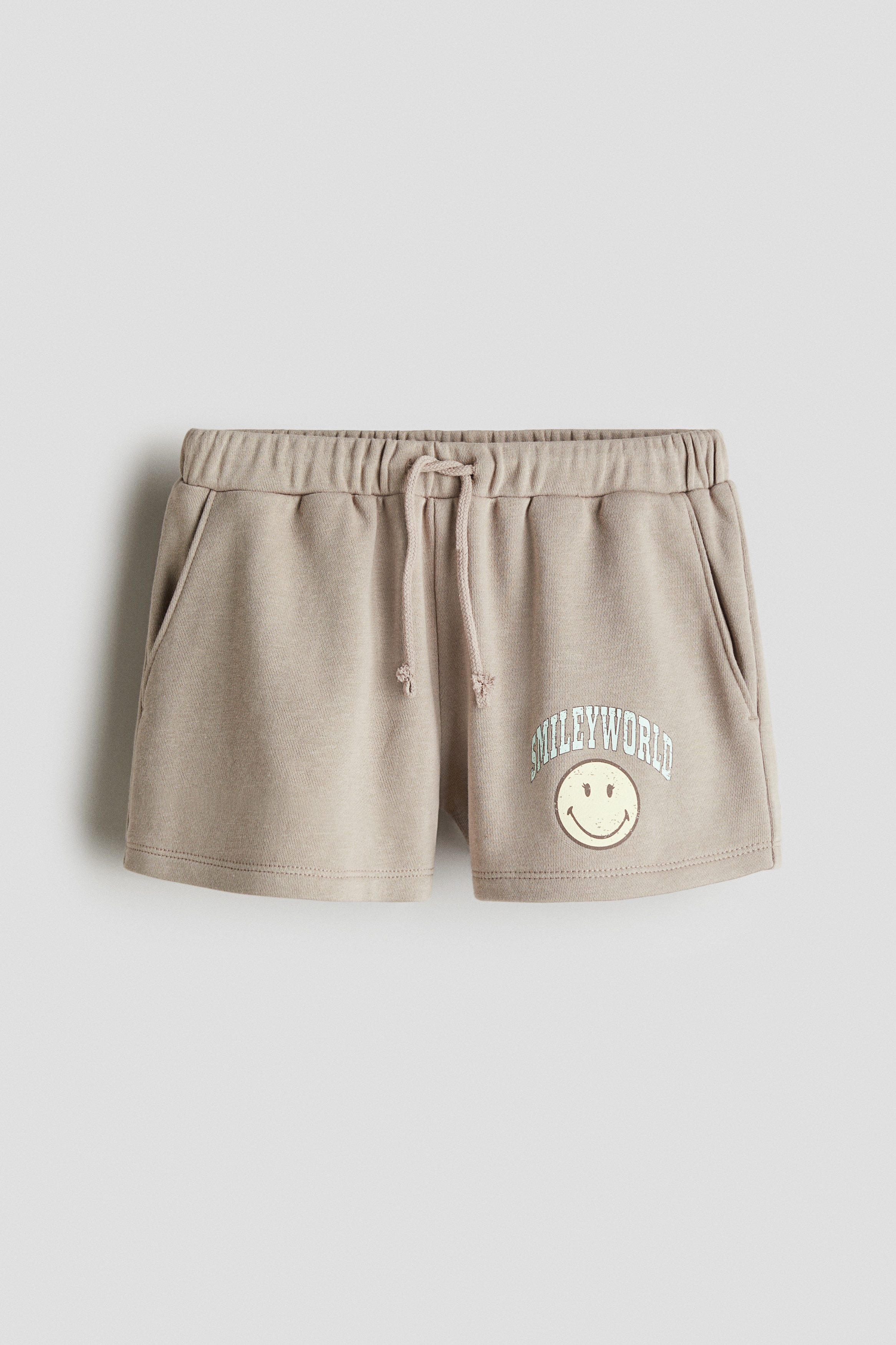 프린트 장식이 있는 가벼운 스웨트셔츠 소재의 반바지. 드로스트링이 있는 신축성 허릿단. 사선 방향의 앞면 포켓. 뒷면 포켓 장식. 이미지