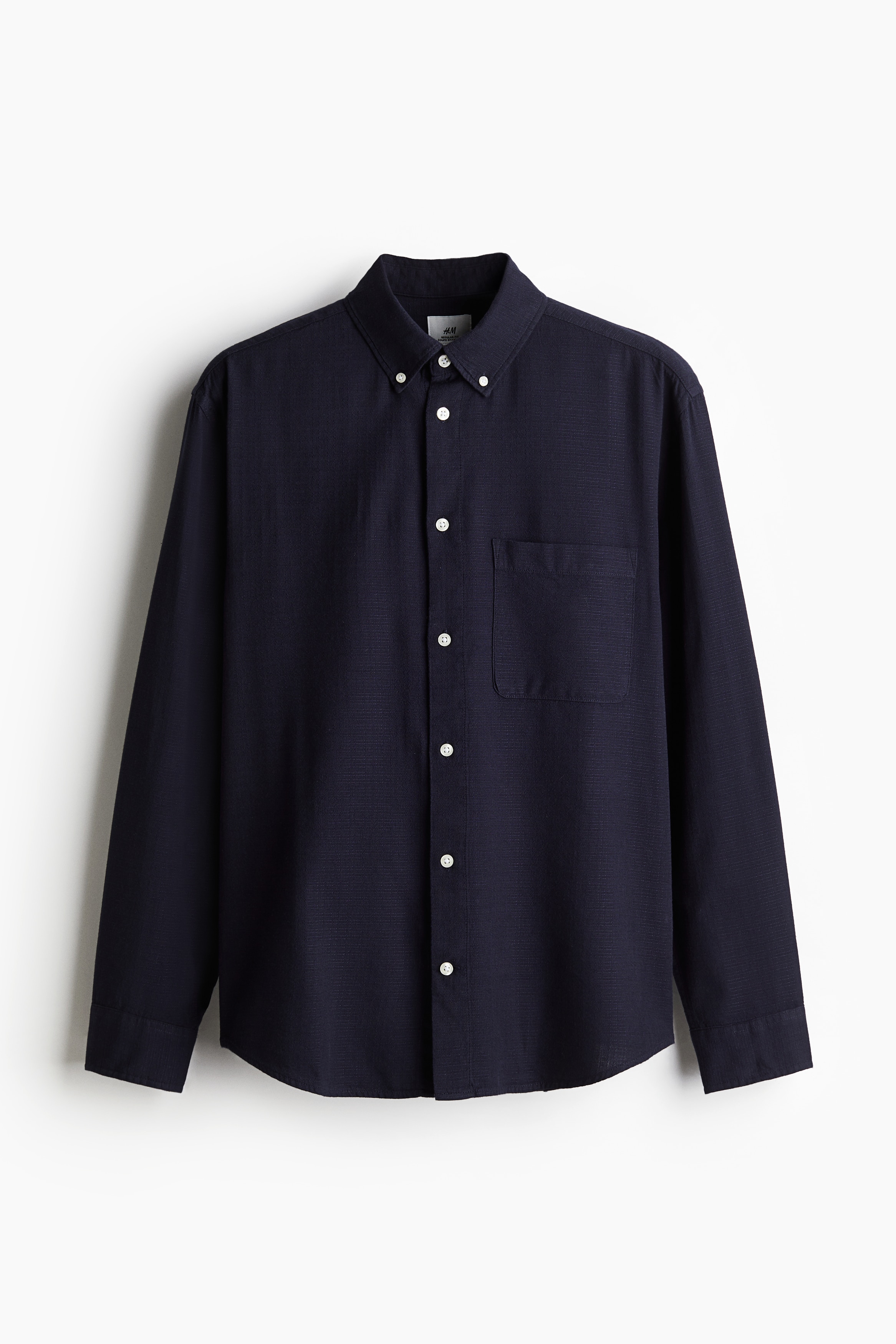 버튼단이 있는 클래식 프런트 스타일의 텍스처 소재 셔츠. 버튼다운 칼라. 뒷면 요크. 가슴 포켓. 플래킷과 링크 버튼이 있는 긴소매. 버튼으로 핏 조절 가능한 소맷단. 세미 라운드 헴라인. 착용감이 편안하고 클래식한 레귤러핏 실루엣. 이미지