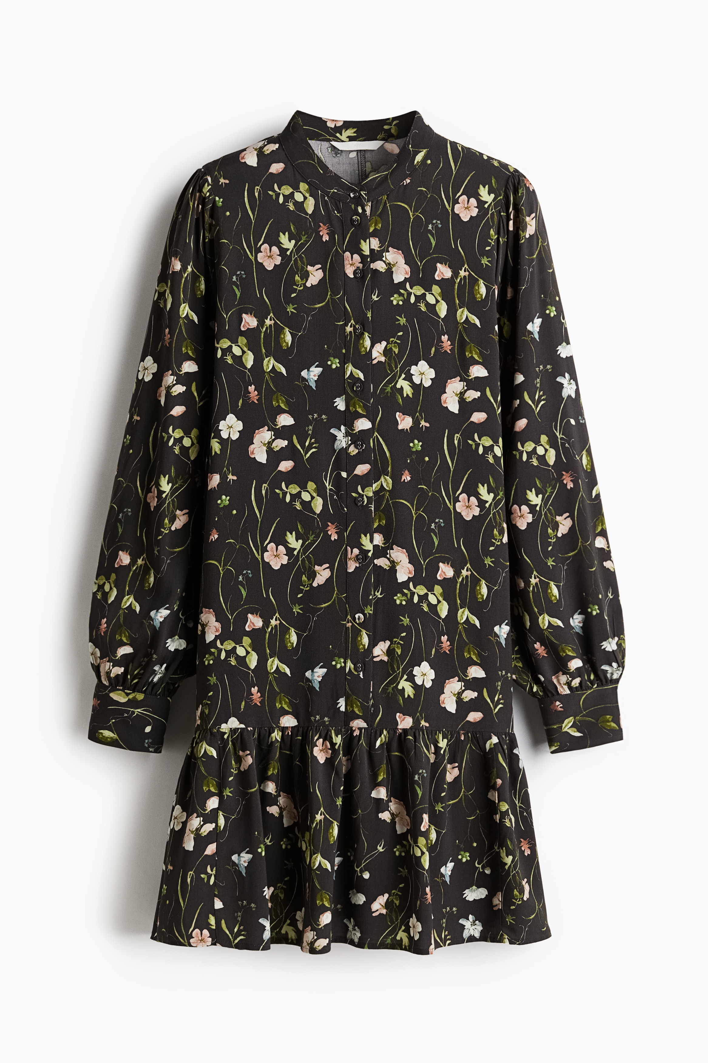 패턴이 있는 비스코스 소재의 미니 원피스. 루즈핏. 밴드 칼라. 앞면 버튼 클로저. 벌룬 스타일의 긴소매. 트임과 버튼이 있는 소맷단. 주름이 잡힌 하단 솔기 아래는 플레어 라인으로 마감됨. 이미지