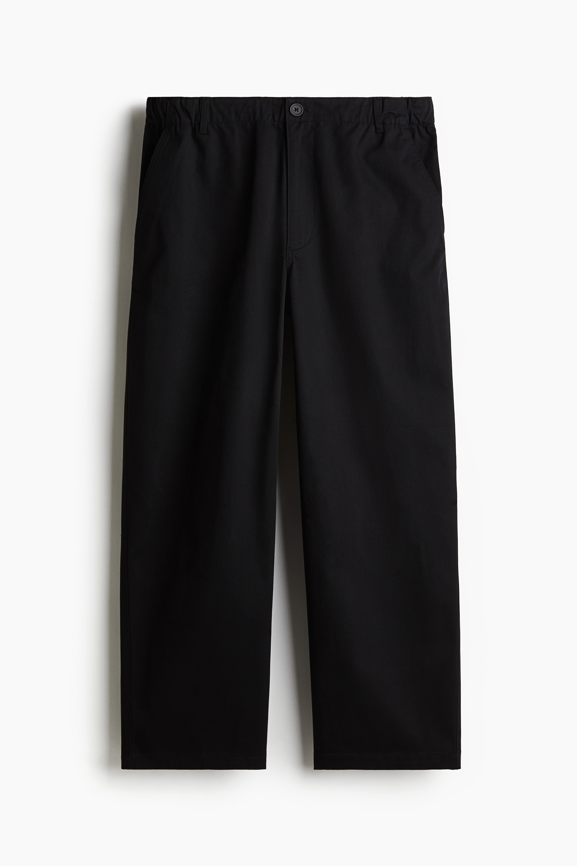 코튼 트윌 소재의 치노 팬츠. 드로스트링이 내장된 신축성 허릿단. 지퍼와 버튼 클로저. 사선 방향의 옆면 포켓. 뒷면 패치포켓. 넉넉하지만 오버사이즈보다는 약간 피트되는 루즈핏 실루엣. 이미지