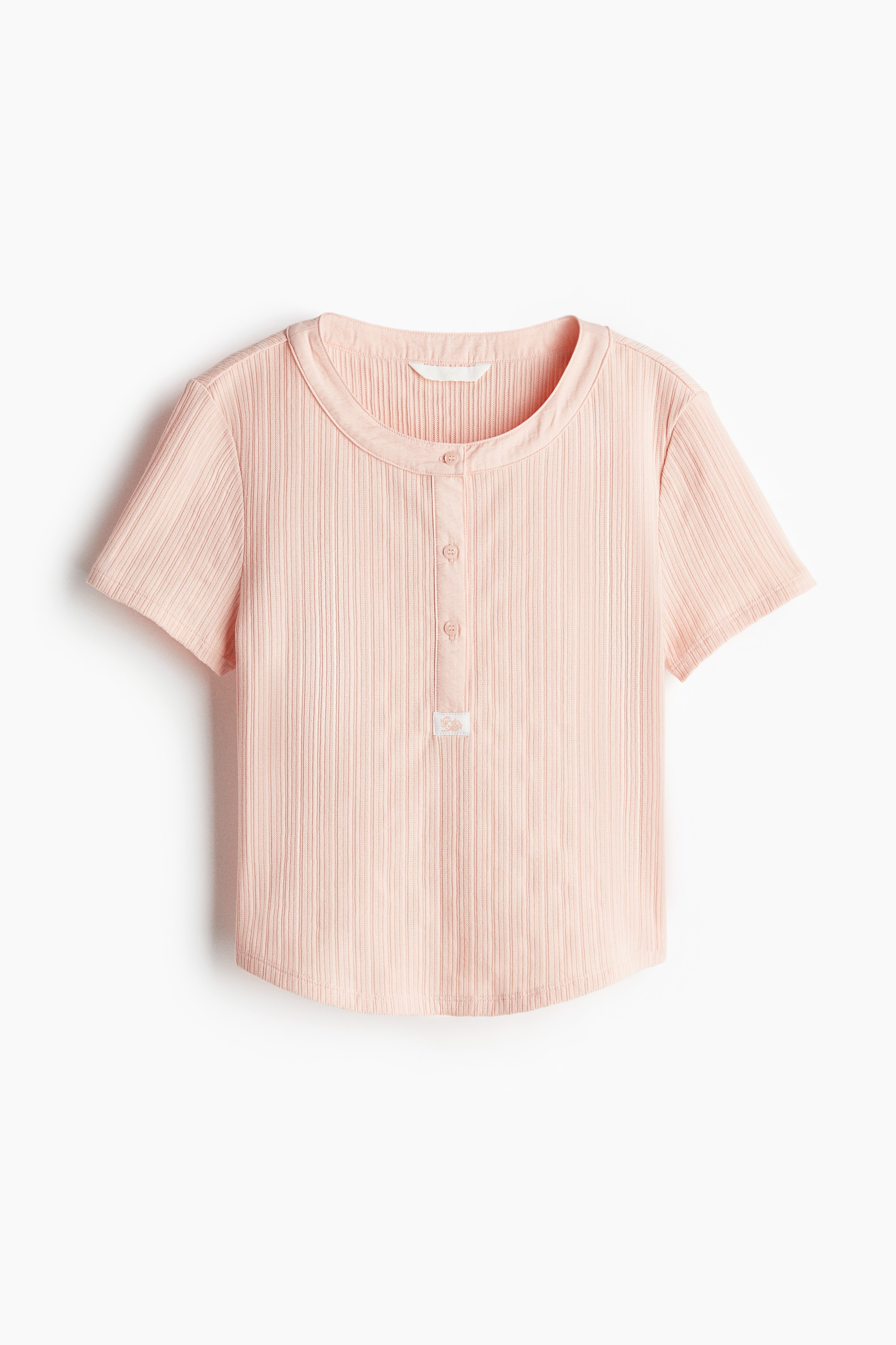 리브드 포인텔 저지 소재의 반소매 탑. 우븐 소재로 트리밍된 라운드넥과 버튼 플래킷. 라운드 헴라인. 이미지